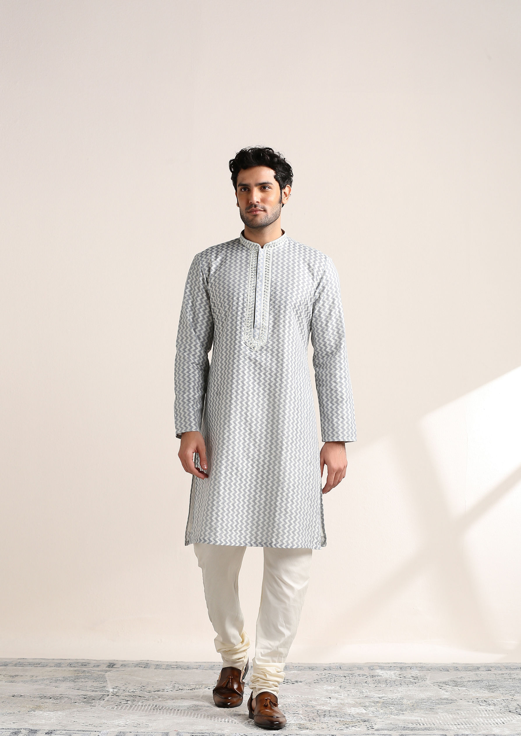 Twamev Men Silver Grey Chevron Printed Kurta Set