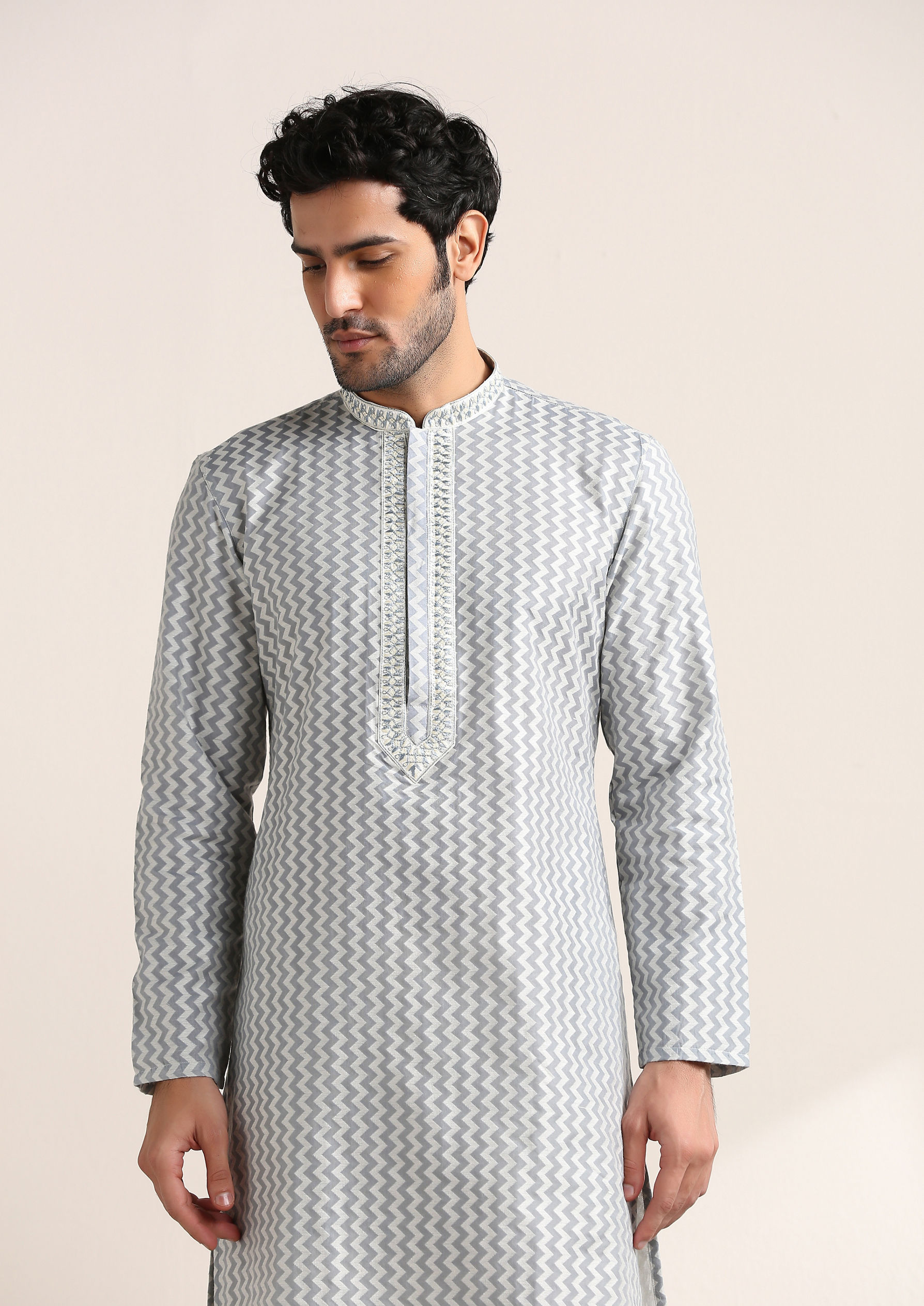Twamev Men Silver Grey Chevron Printed Kurta Set