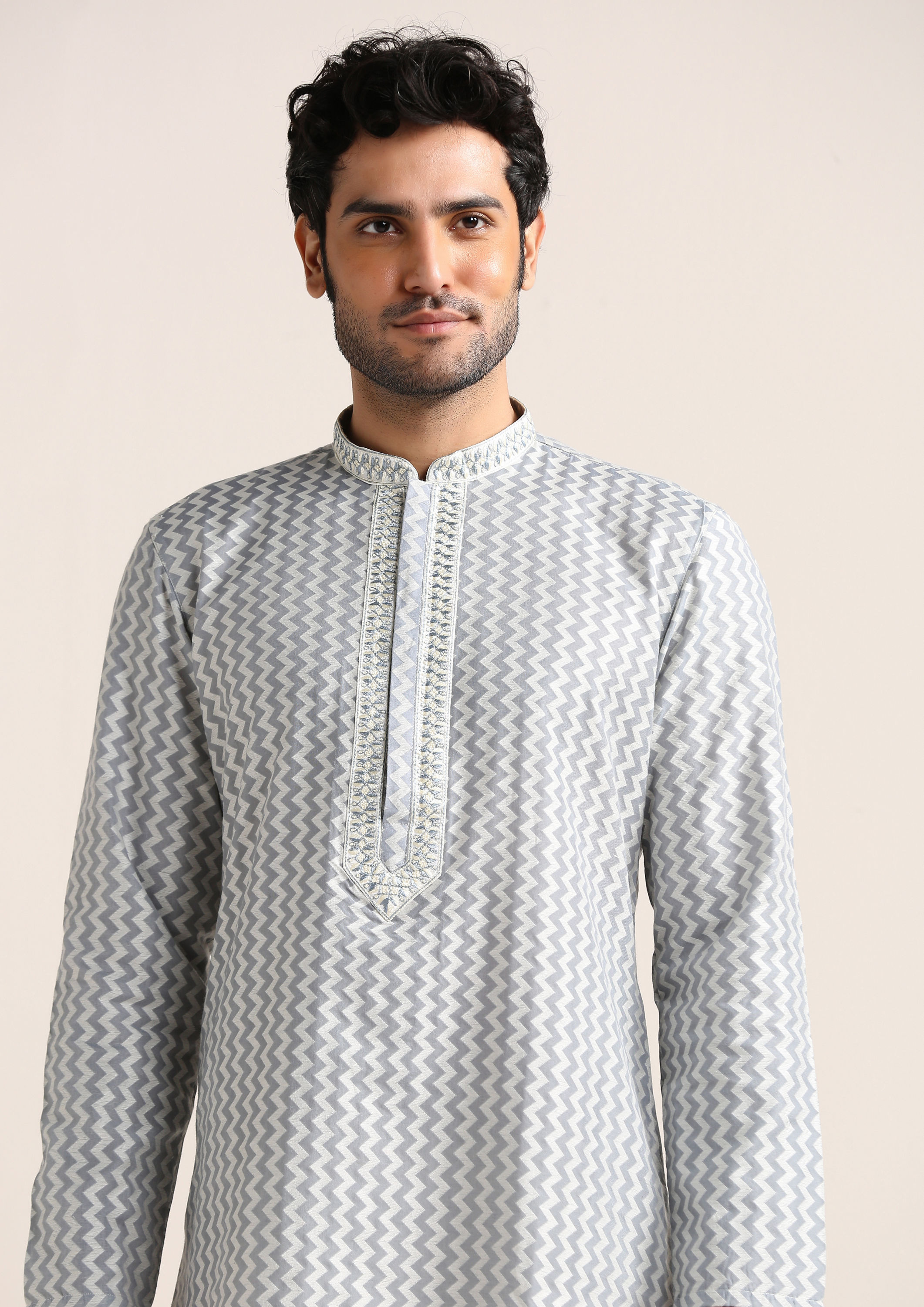 Twamev Men Silver Grey Chevron Printed Kurta Set