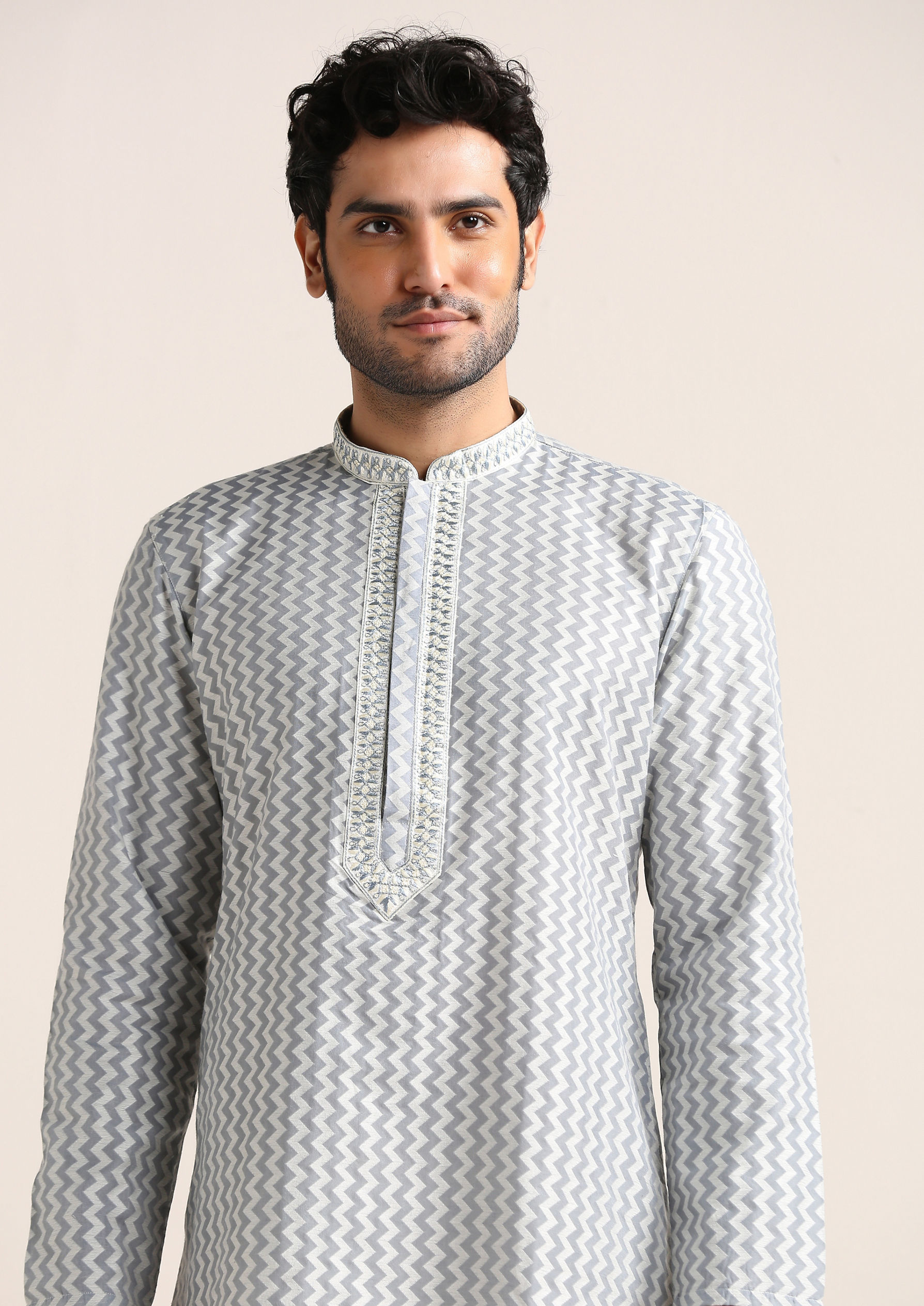 Twamev Men Silver Grey Chevron Printed Kurta Set