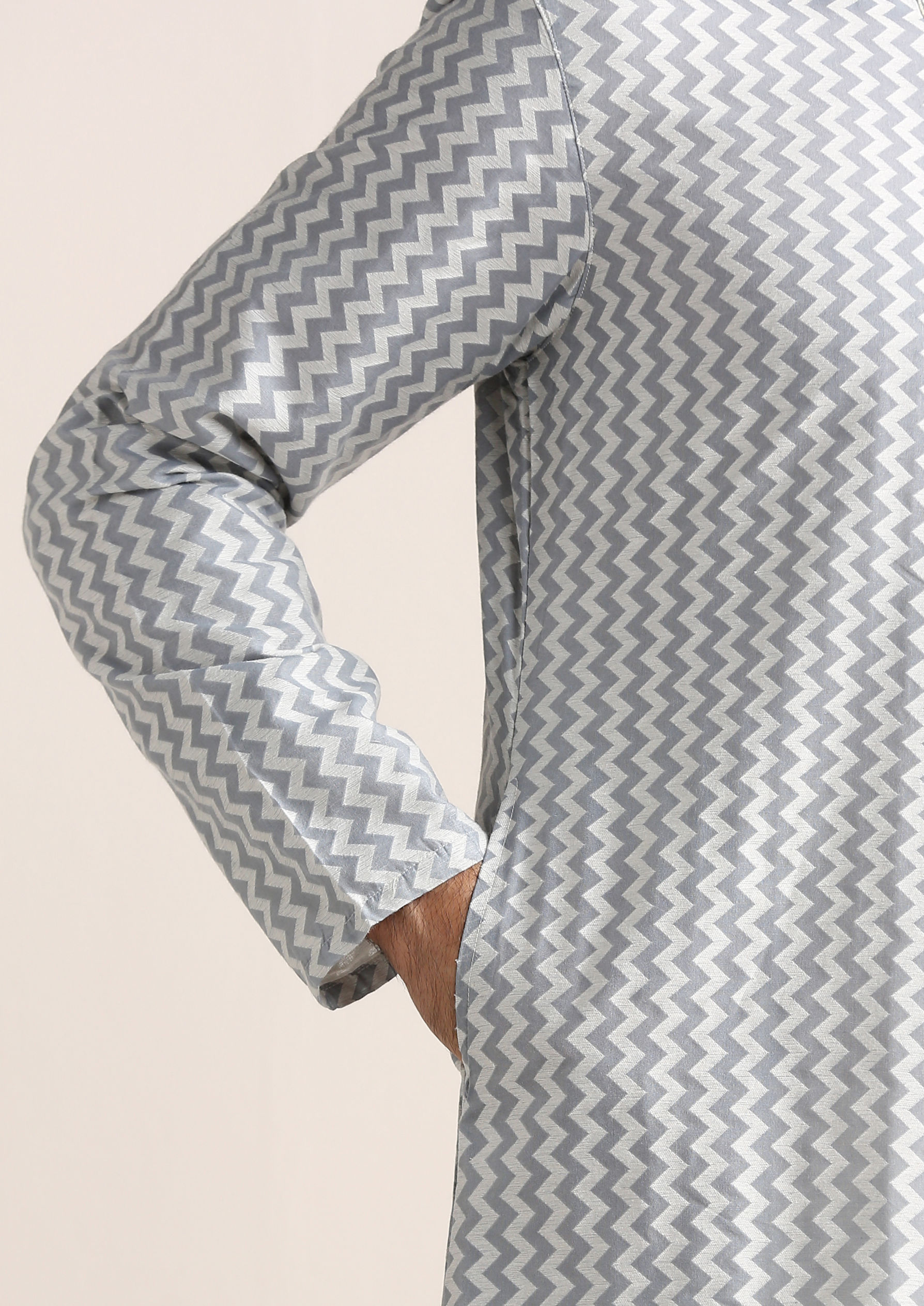 Twamev Men Silver Grey Chevron Printed Kurta Set