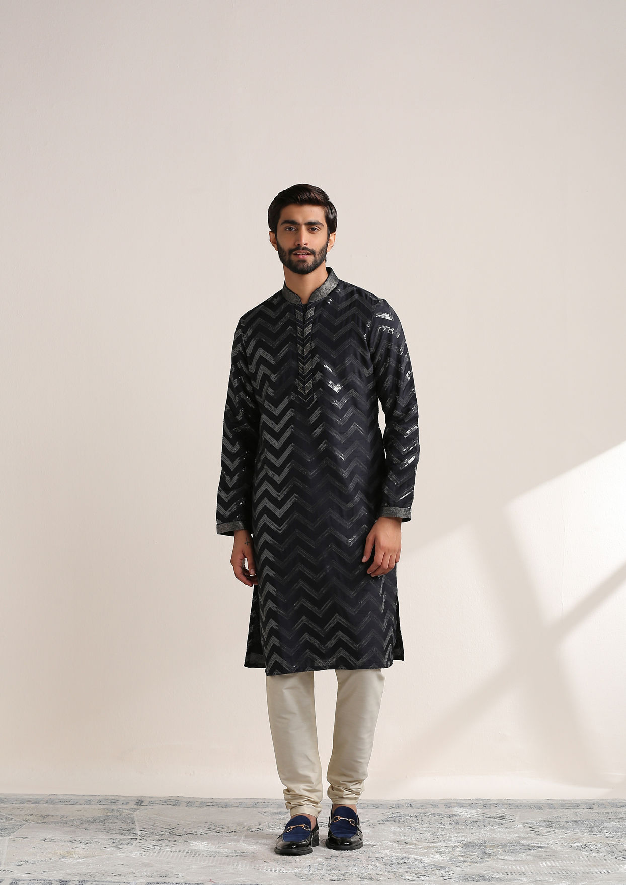 alt message - Twamev Men Navy Blue Sequin Embroidered Kurta Set image number 2