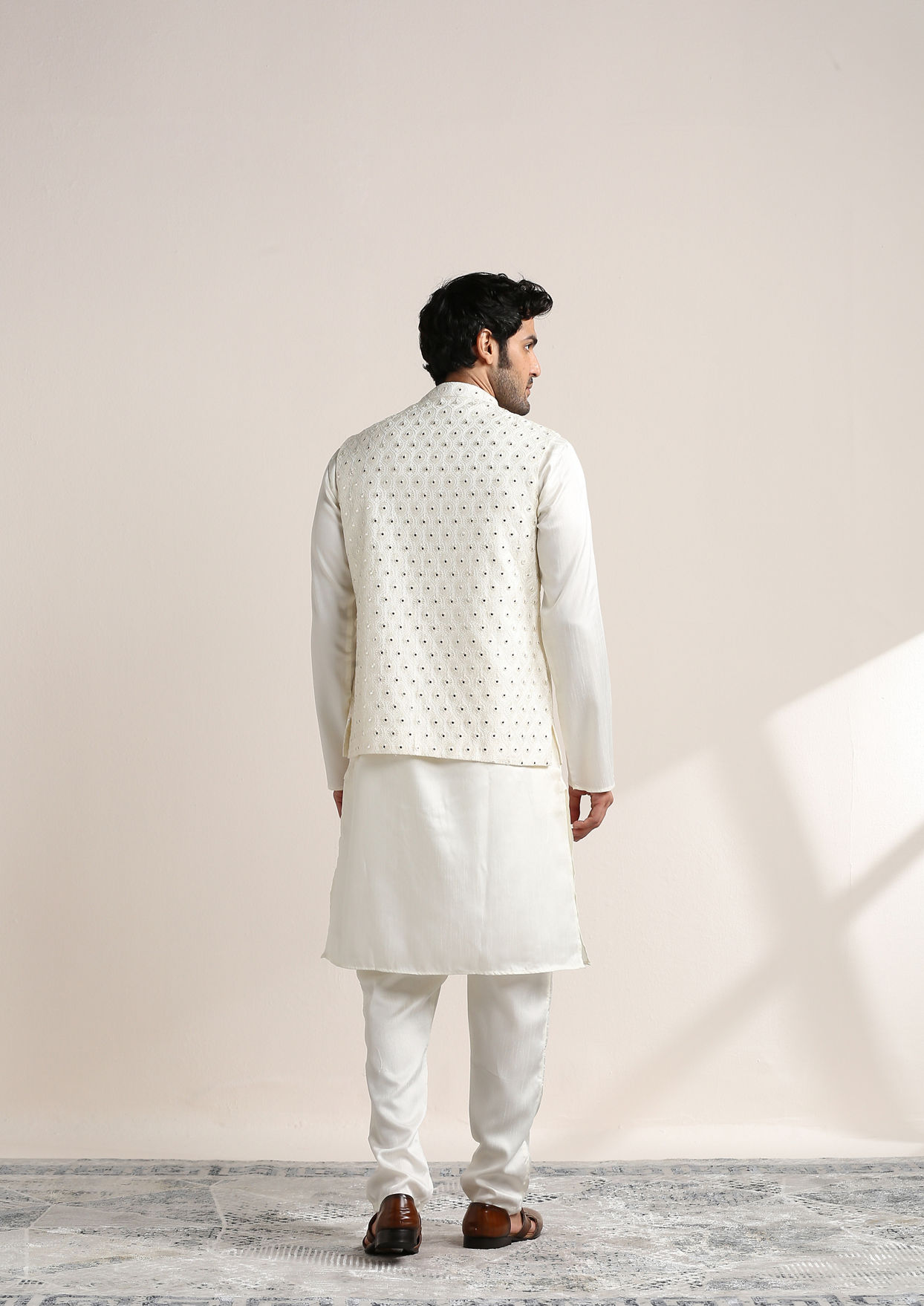 alt message - Twamev Men Pearl White Self Patterned Kurta Jacket Set image number 2