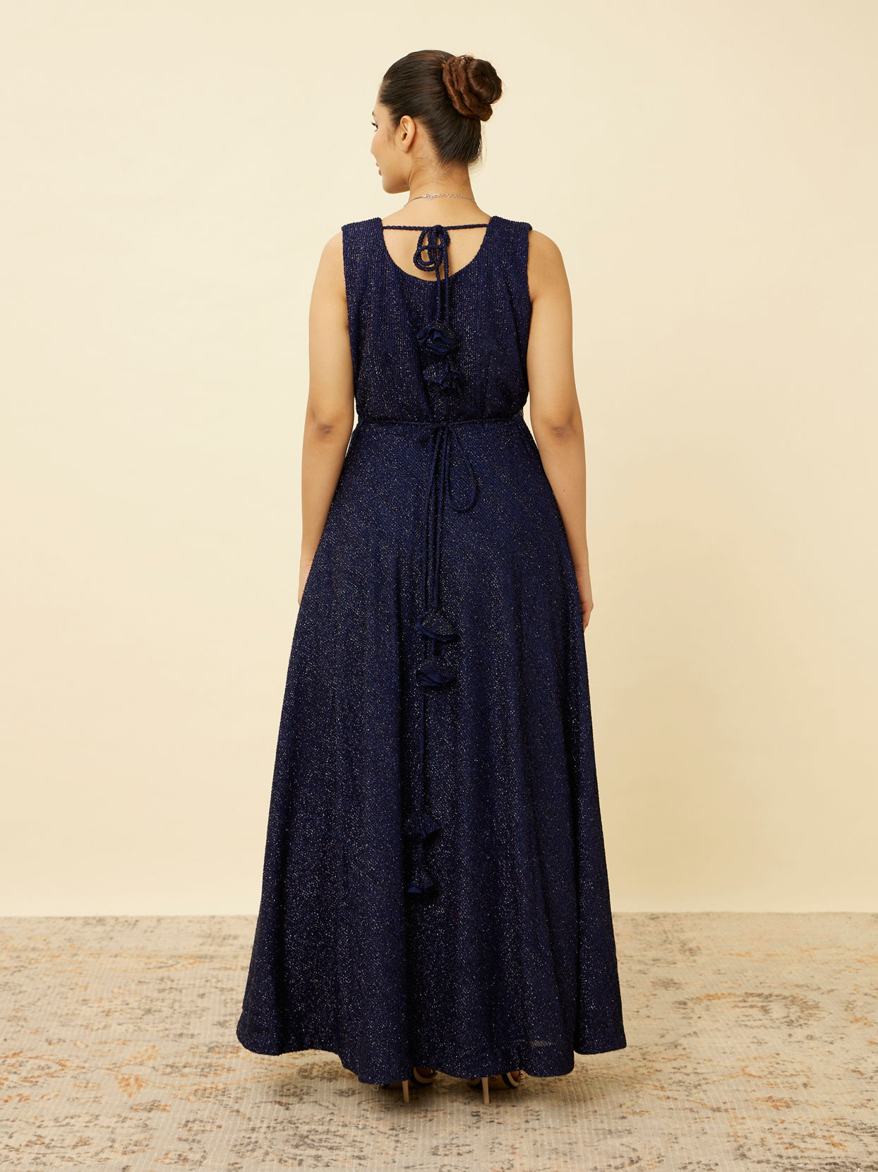 alt message - Mohey Women Navy Blue Shimmery Gown image number 4