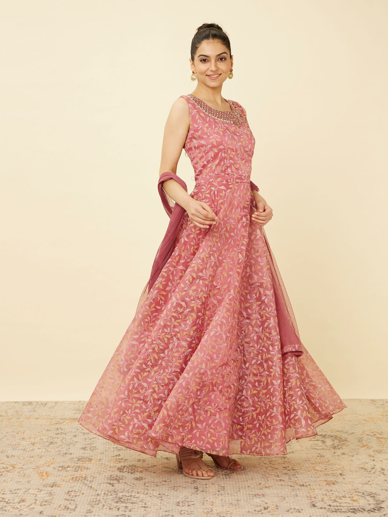 Mohey Women Quartz Pink Botanical Patterned Gown image number 3