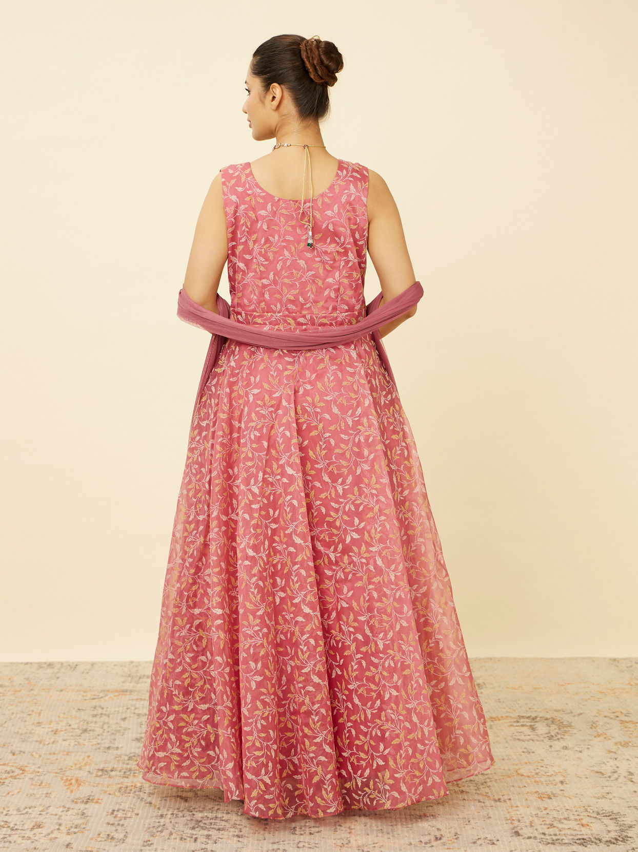 alt message - Mohey Women Shell Pink Botanical Patterned Gown image number 4