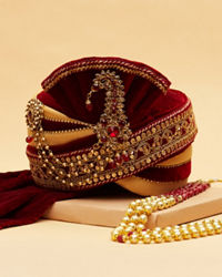 Manyavar Men Maroon And Gold Brooch Embellished Safa