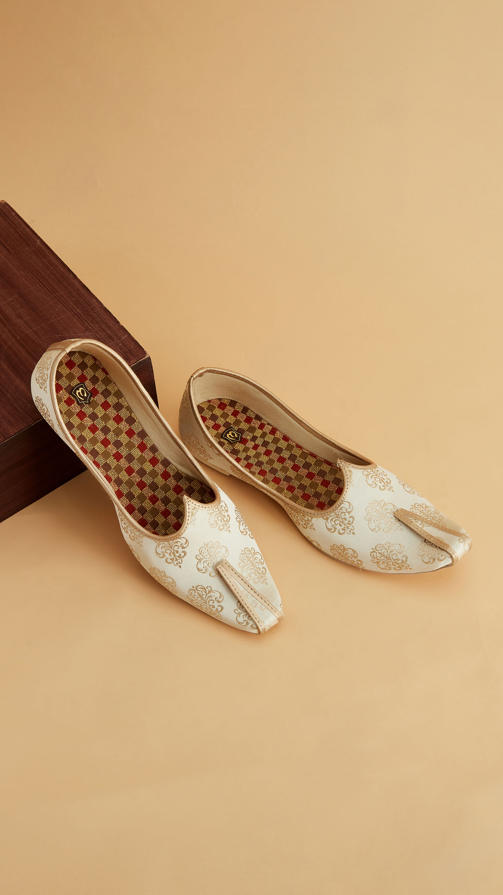 Manyavar Men Biscuit Self Design Juti
