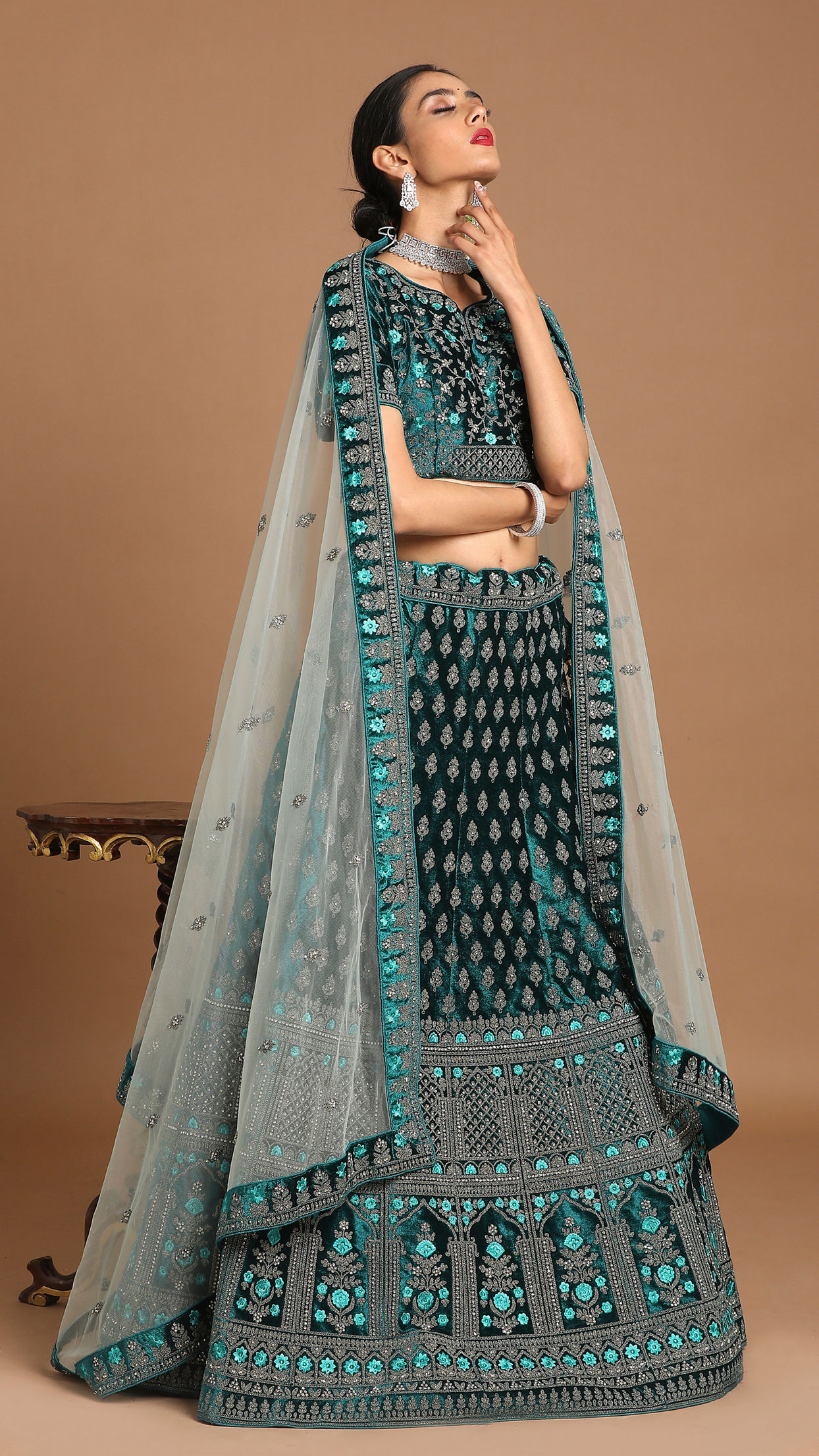 alt message - Mohey Women Sea Green Velvet Lehenga image number 2