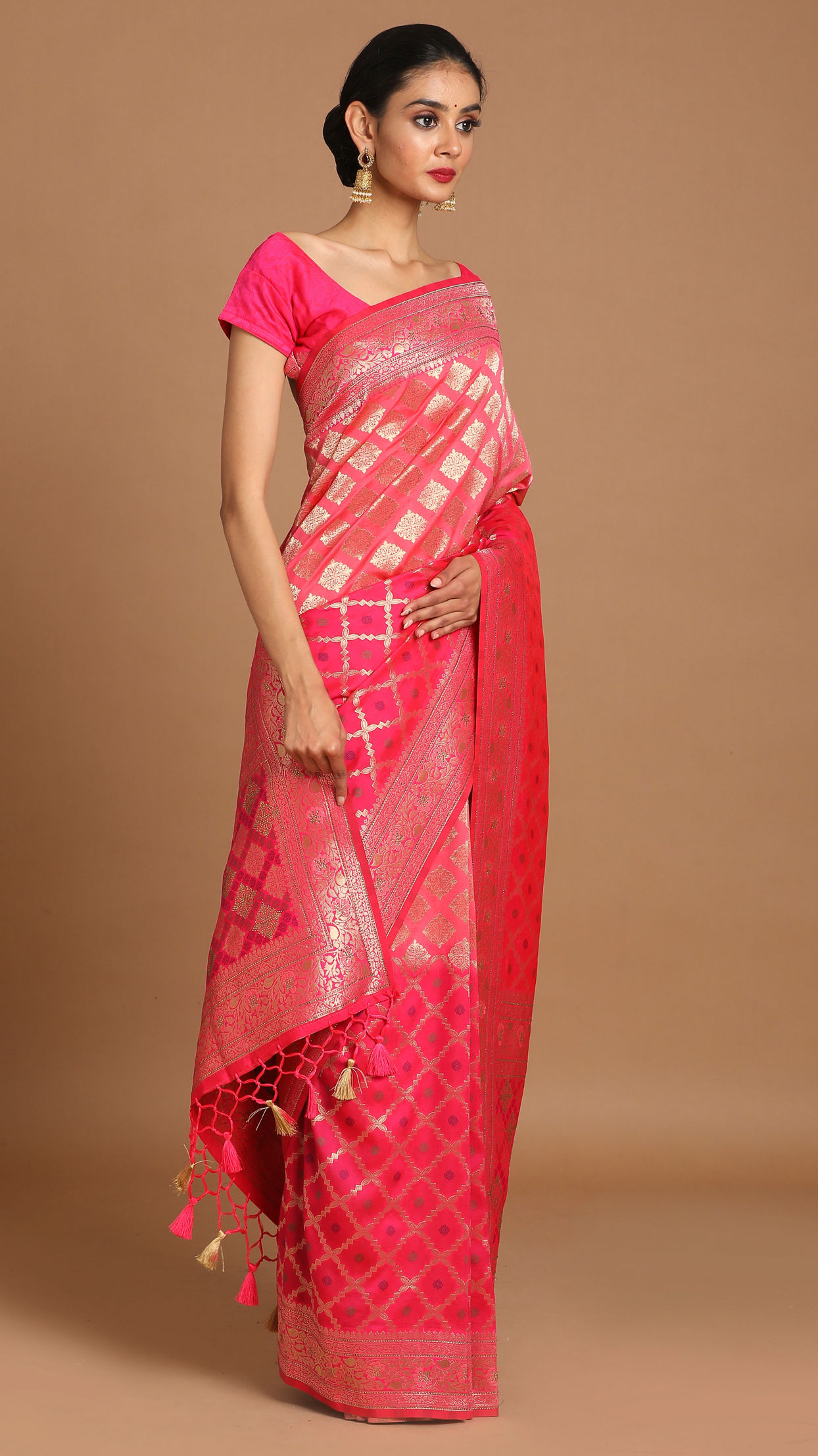 alt message - Mohey Women Enchanting Rani Pink Saree image number 3