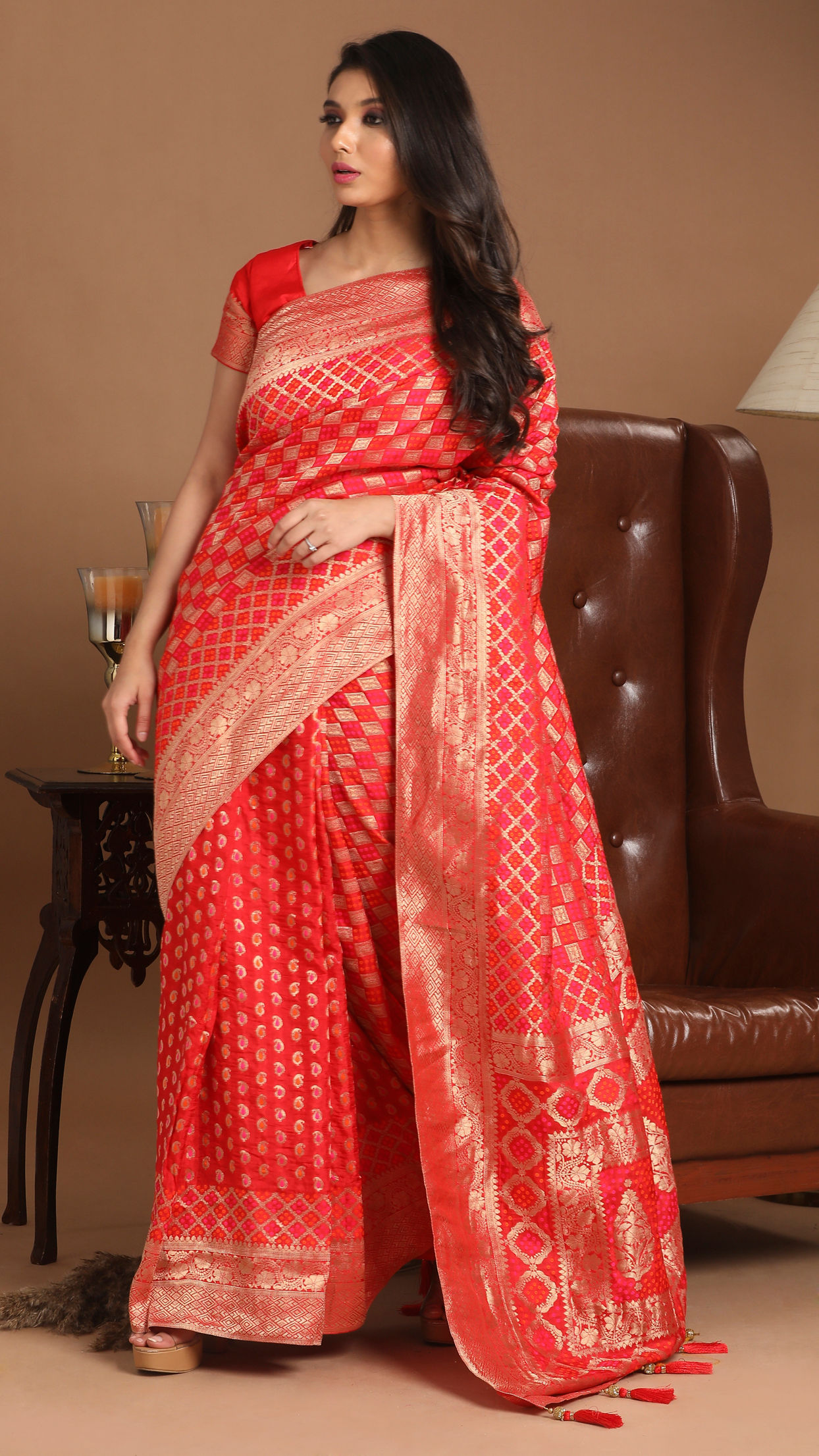 Mohey Women Resplendent Red Saree image number 3