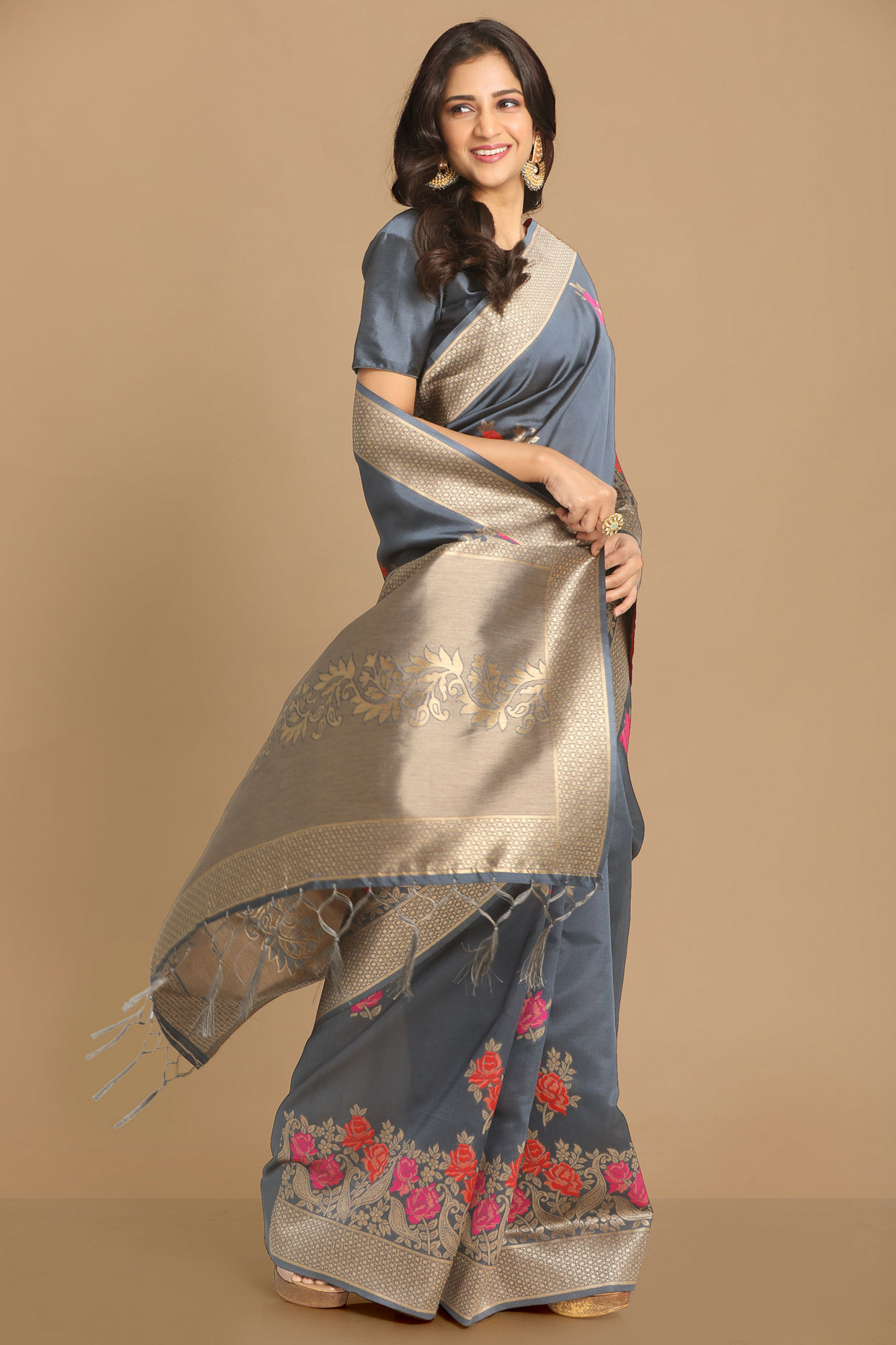 Mohey Women Graceful Grey Weaved Saree