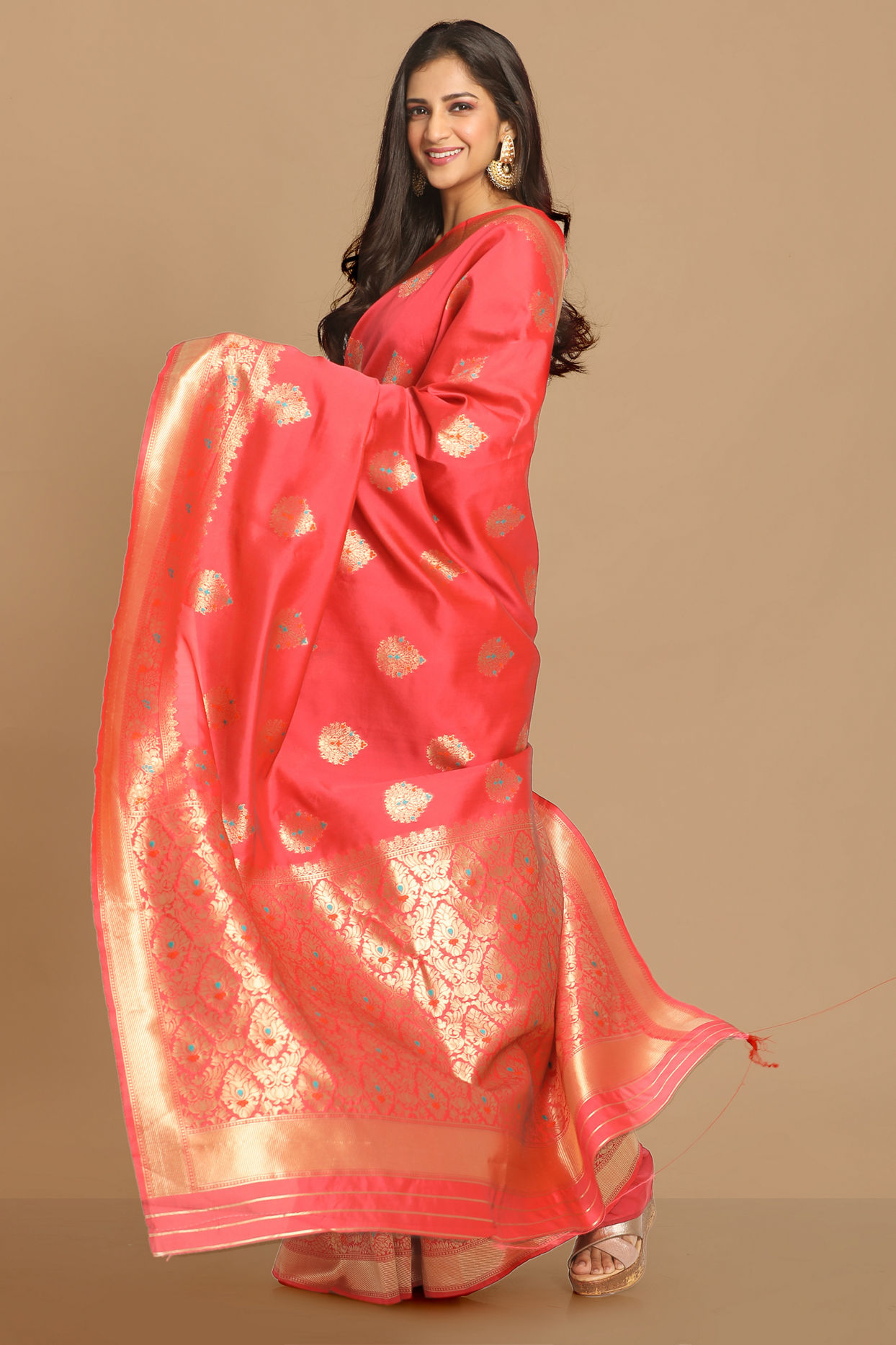 alt message - Mohey Women Pink Weaved Saree image number 4