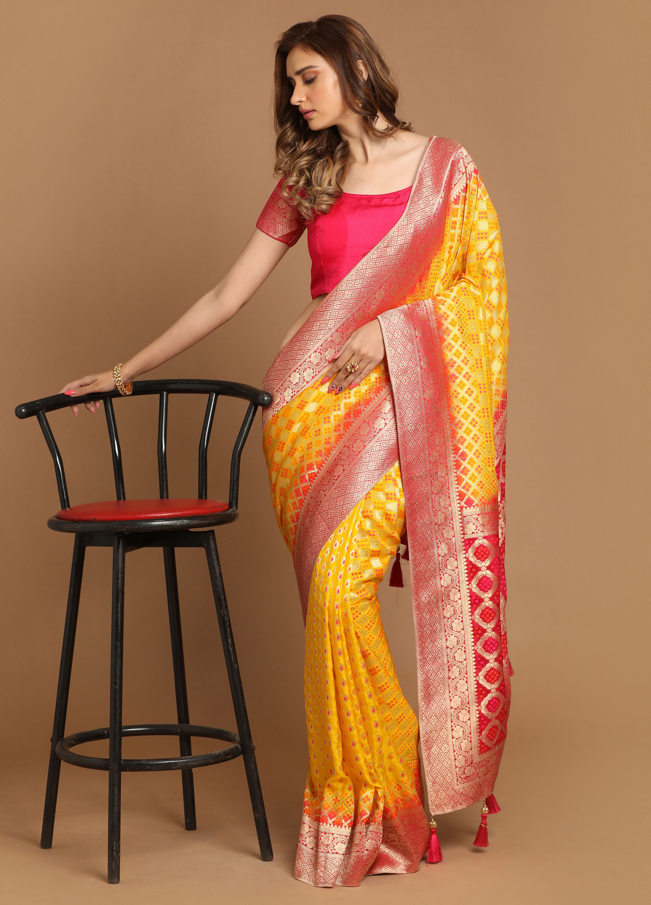 Mohey Women Vibrant Mustard Yellow Saree