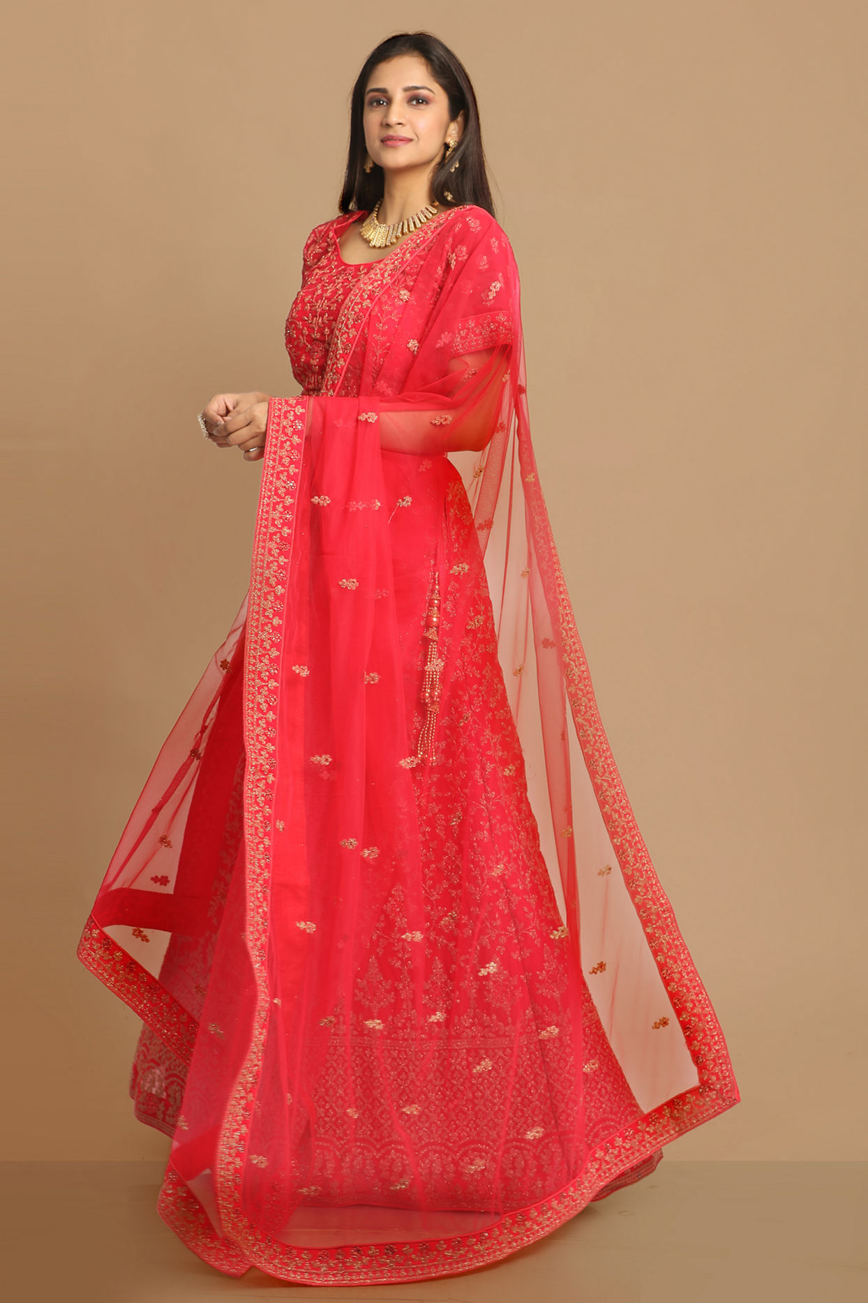 alt message - Mohey Women Ravishing Red Bridal Lehenga image number 2