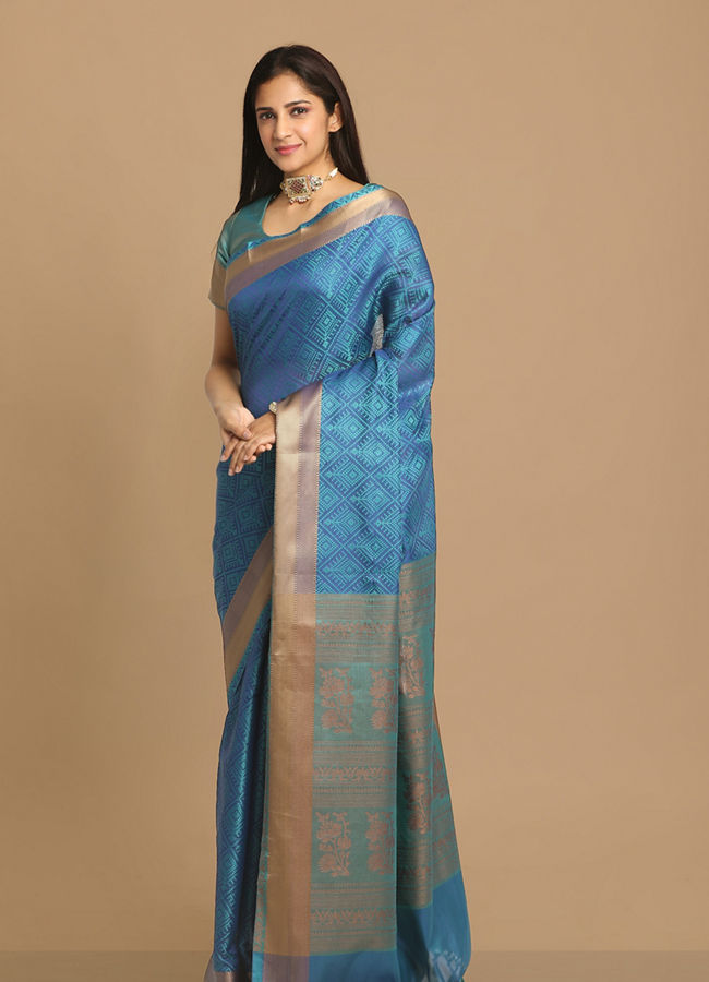 alt message - Mohey Women Glamorous Blue Designer Saree image number 4