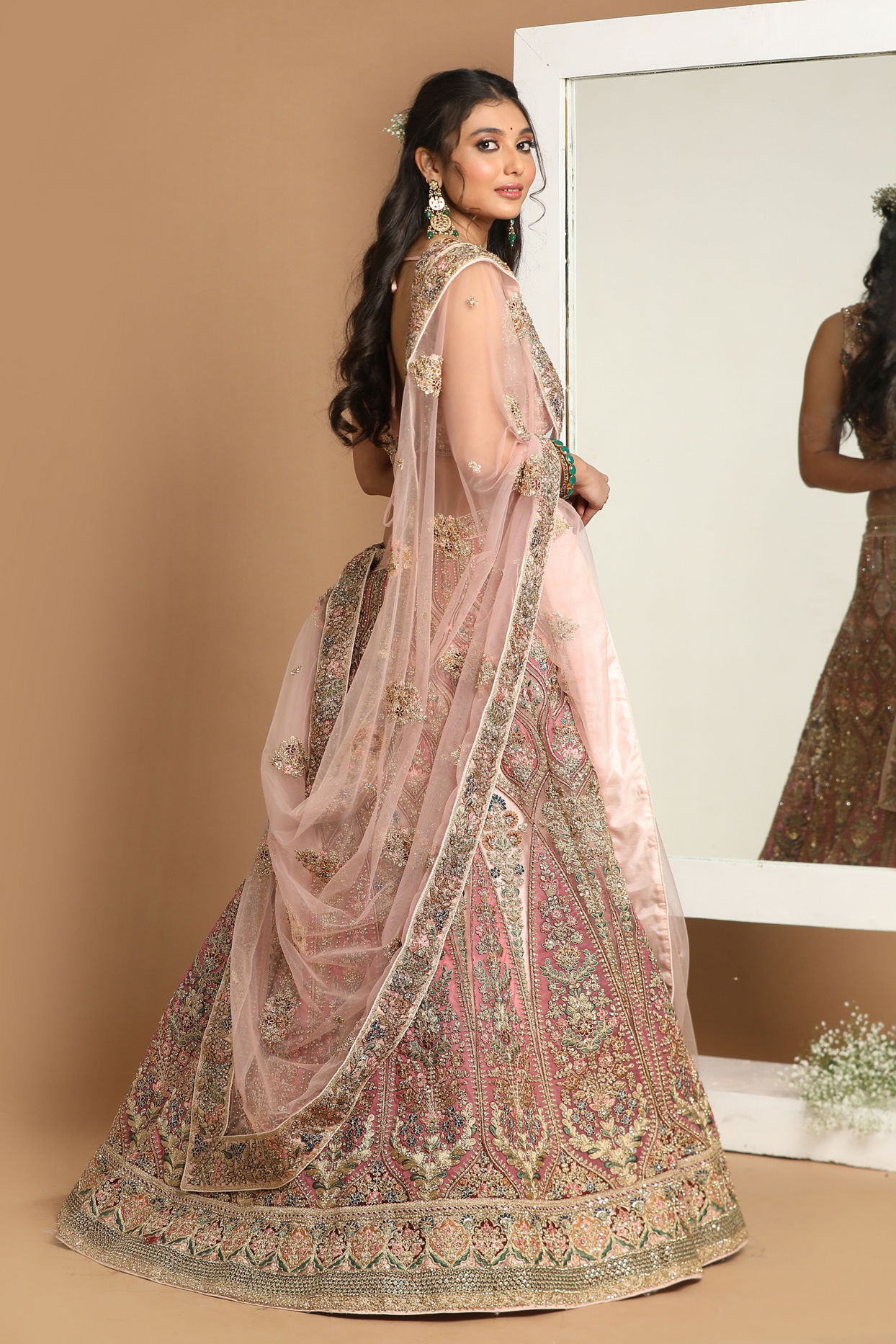 alt message - Mohey Women Embellished Rosy Pink Lehenga image number 2