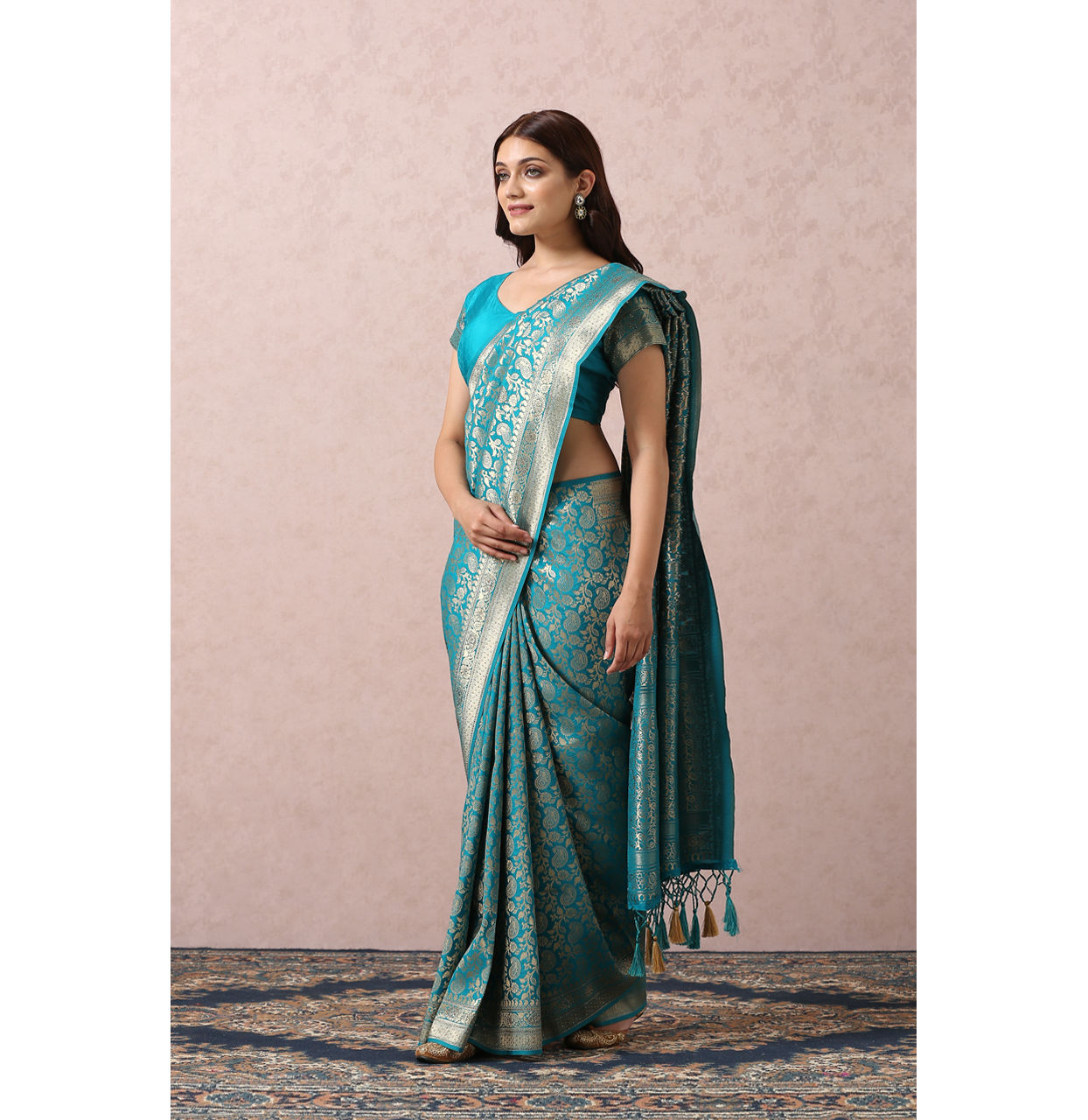 alt message - Mohey Women Dark Green Saree With Gold Border image number 3