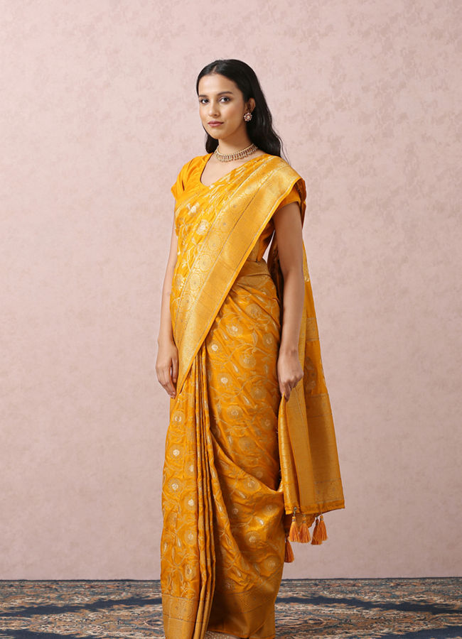 alt message - Mohey Women Mustard Yellow Saree With Gold Border image number 3