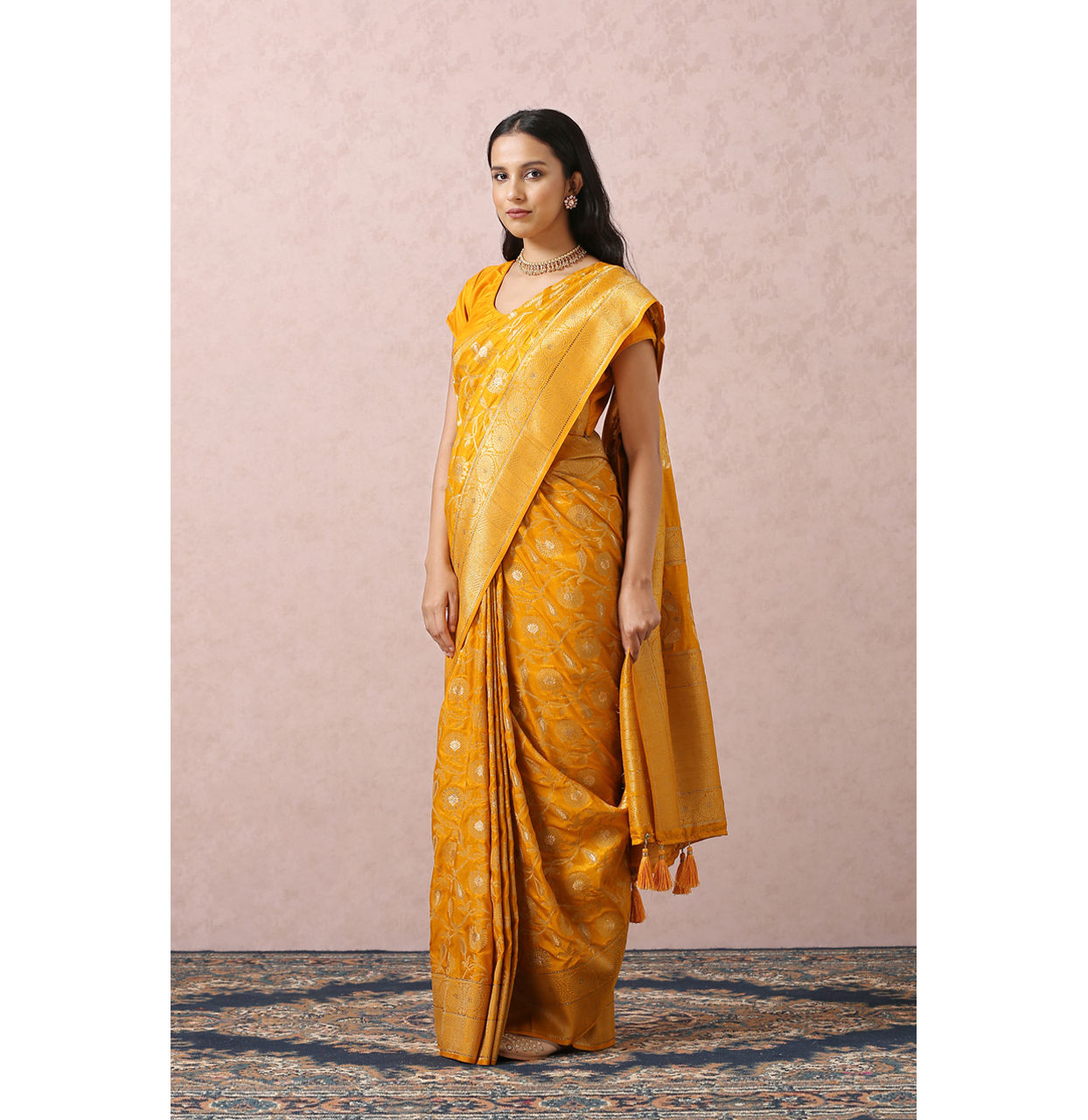 alt message - Mohey Women Mustard Yellow Saree With Gold Border image number 3