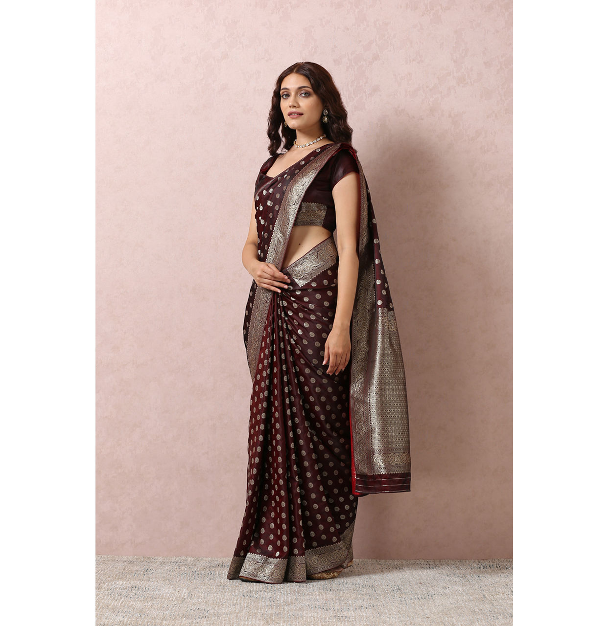 alt message - Mohey Women Maroon Art Silk Saree With Golden Motifs image number 3