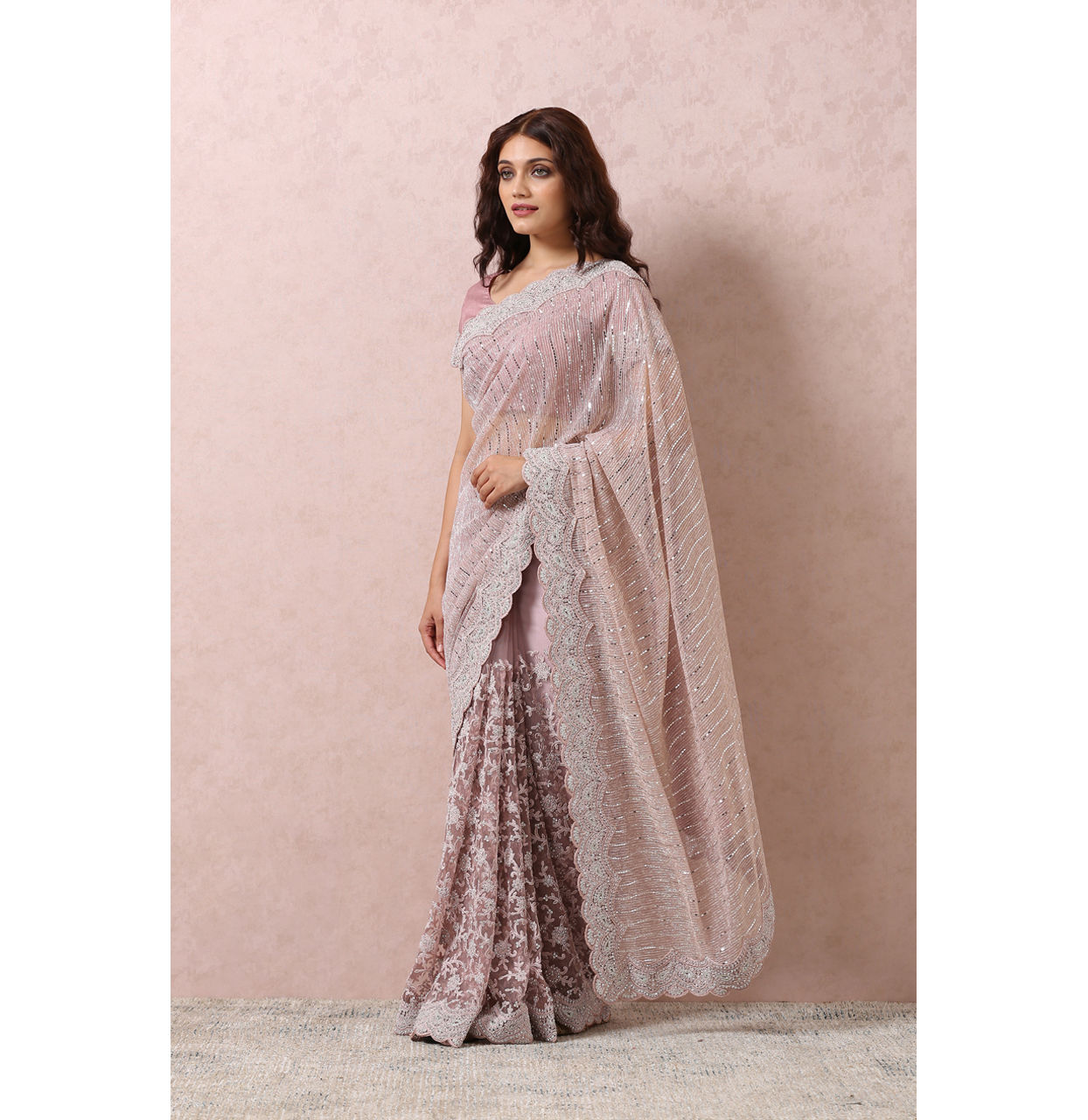 alt message - Mohey Women Purple Mirror Embroidered Saree image number 3