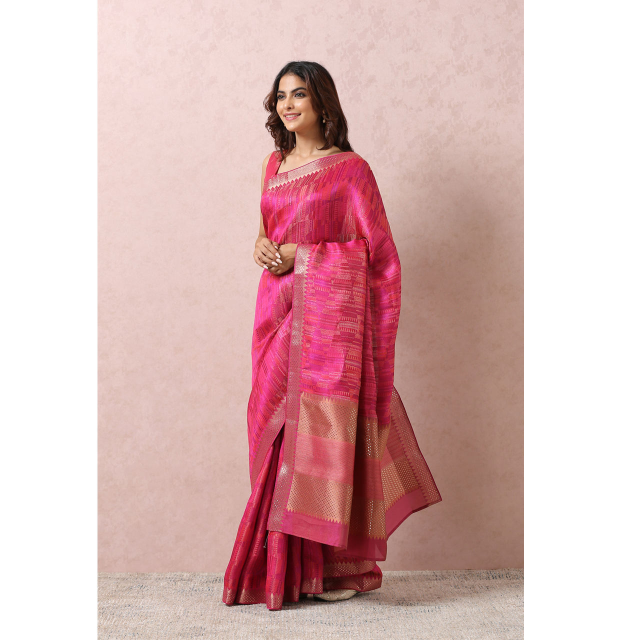 alt message - Mohey Women Rani Pink Saree With Golden Border image number 3