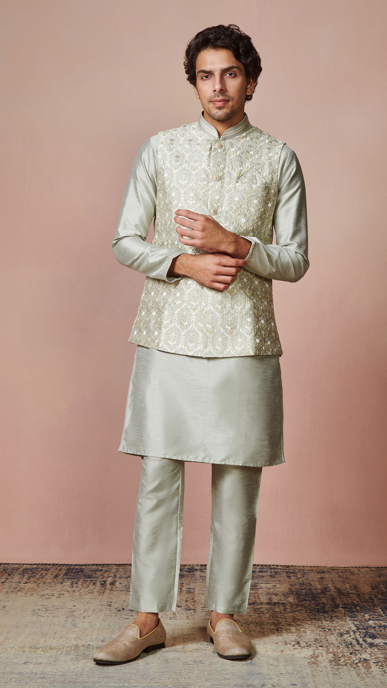 alt message - Manyavar Men Grey Kurta Jacket Set With Self Design image number 3