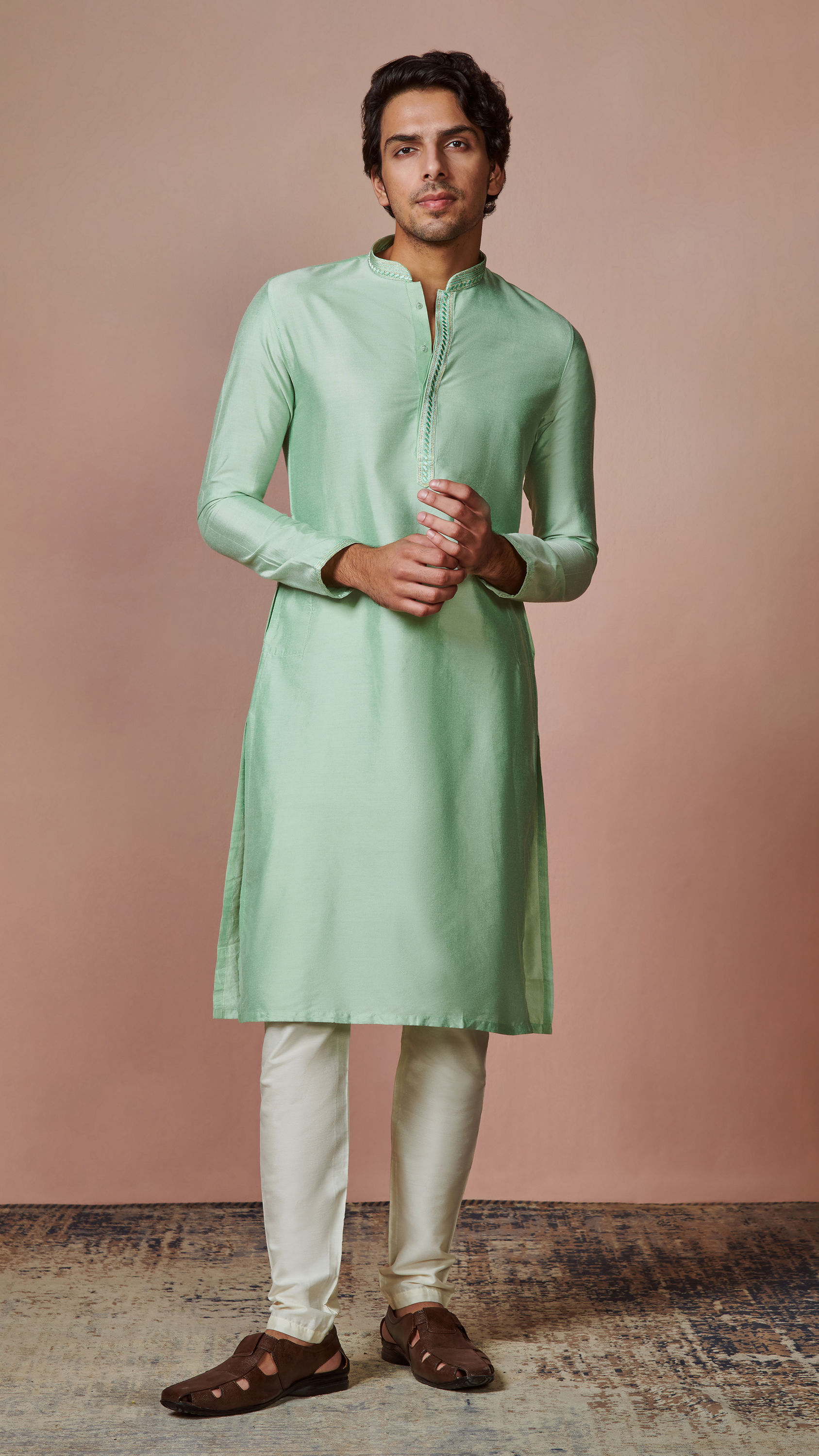 Manyavar Men Plain Green Kurta With Embroidered Collar