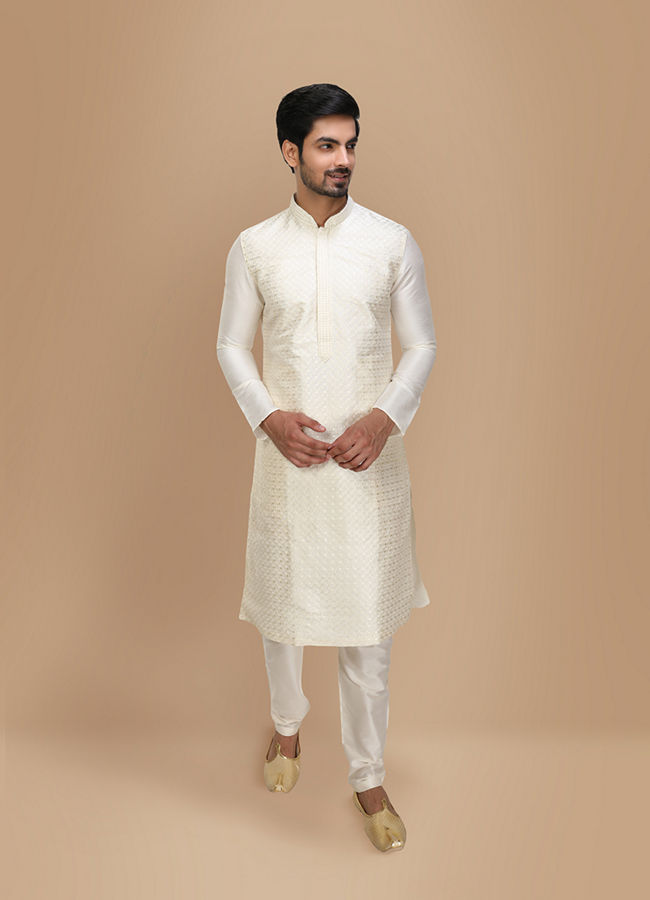 alt message - Manyavar Men Off White Self Design Kurta Set image number 1