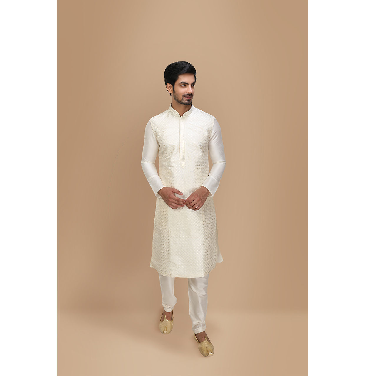 alt message - Manyavar Men Off White Self Design Kurta Set image number 1