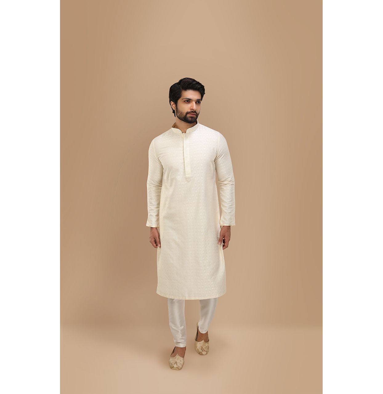 alt message - Manyavar Men Off White Self Embossed Kurta Set image number 1