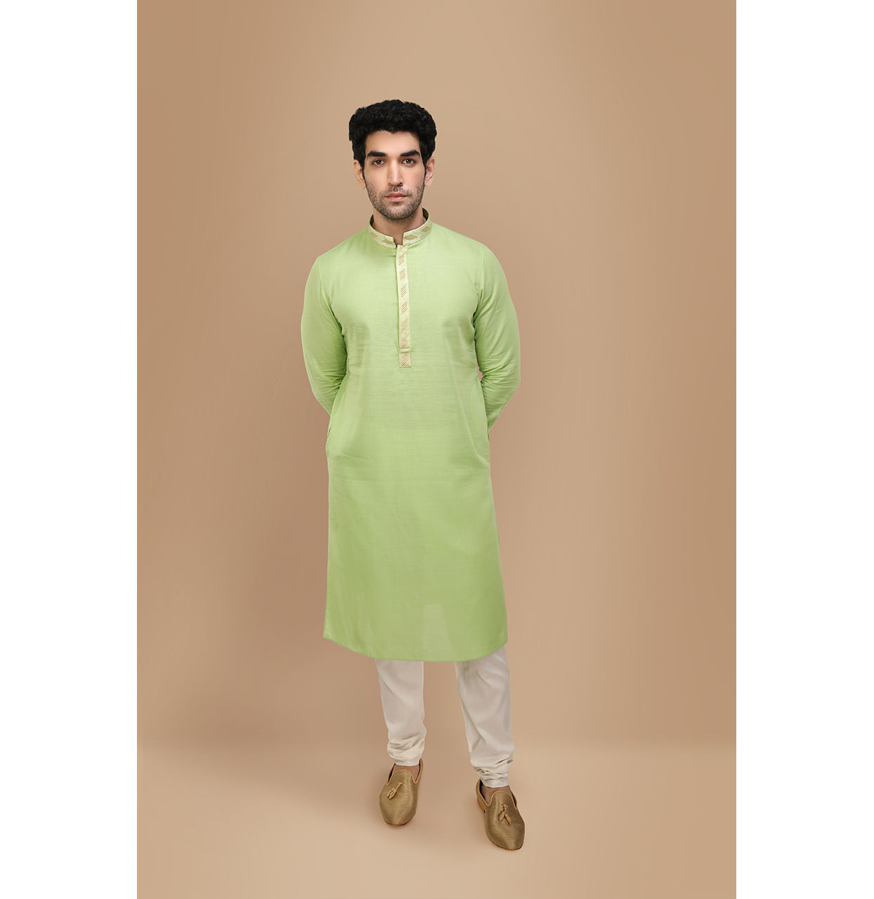 alt message - Manyavar Men Light Green Solid Kurta Set image number 3