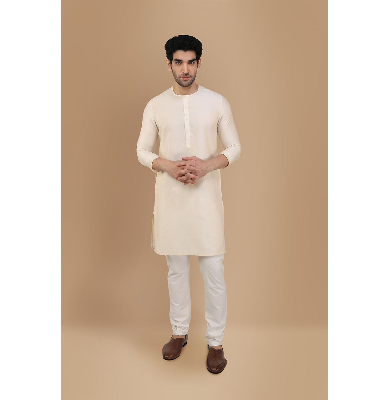 alt message - Manyavar Men Pearl White Solid Kurta image number 1