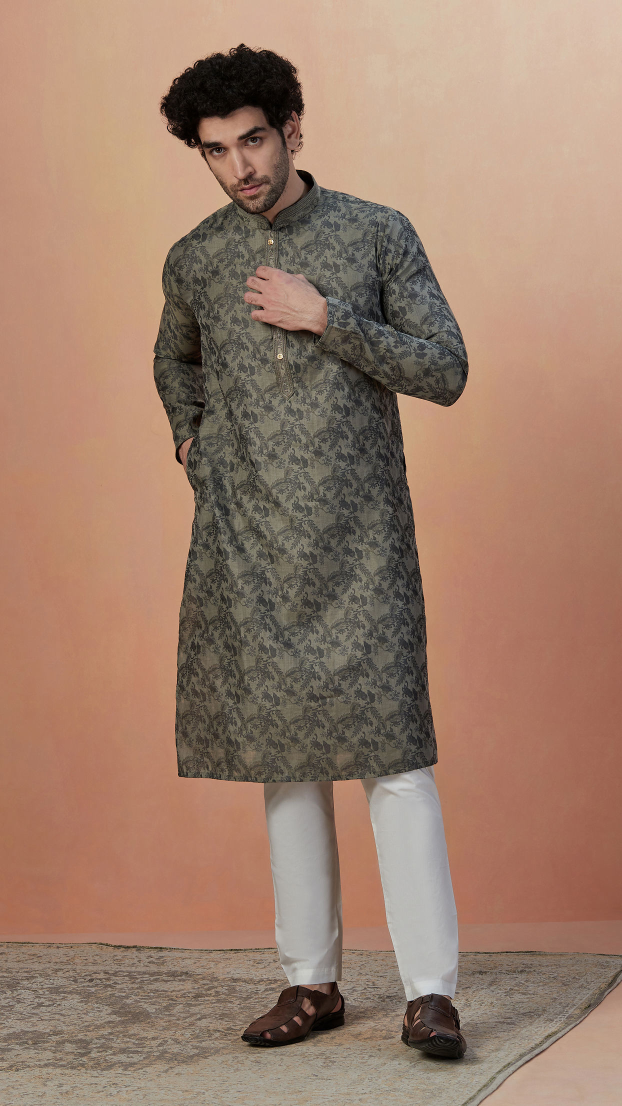 alt message - Manyavar Men Smoke Grey Printed Kurta Pajama image number 1