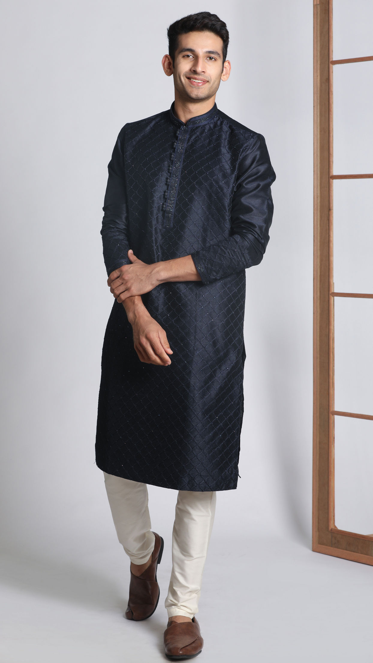 alt message - Manyavar Men Navy Blue Self Design Kurta Pajama image number 1