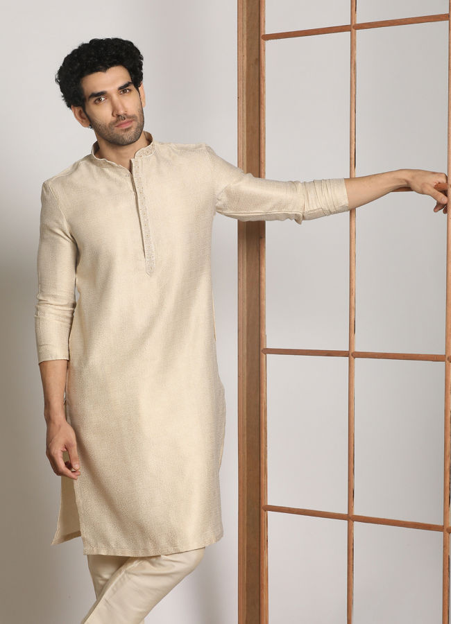 alt message - Manyavar Men Off White Festive Kurta With Printed Motifs image number 1