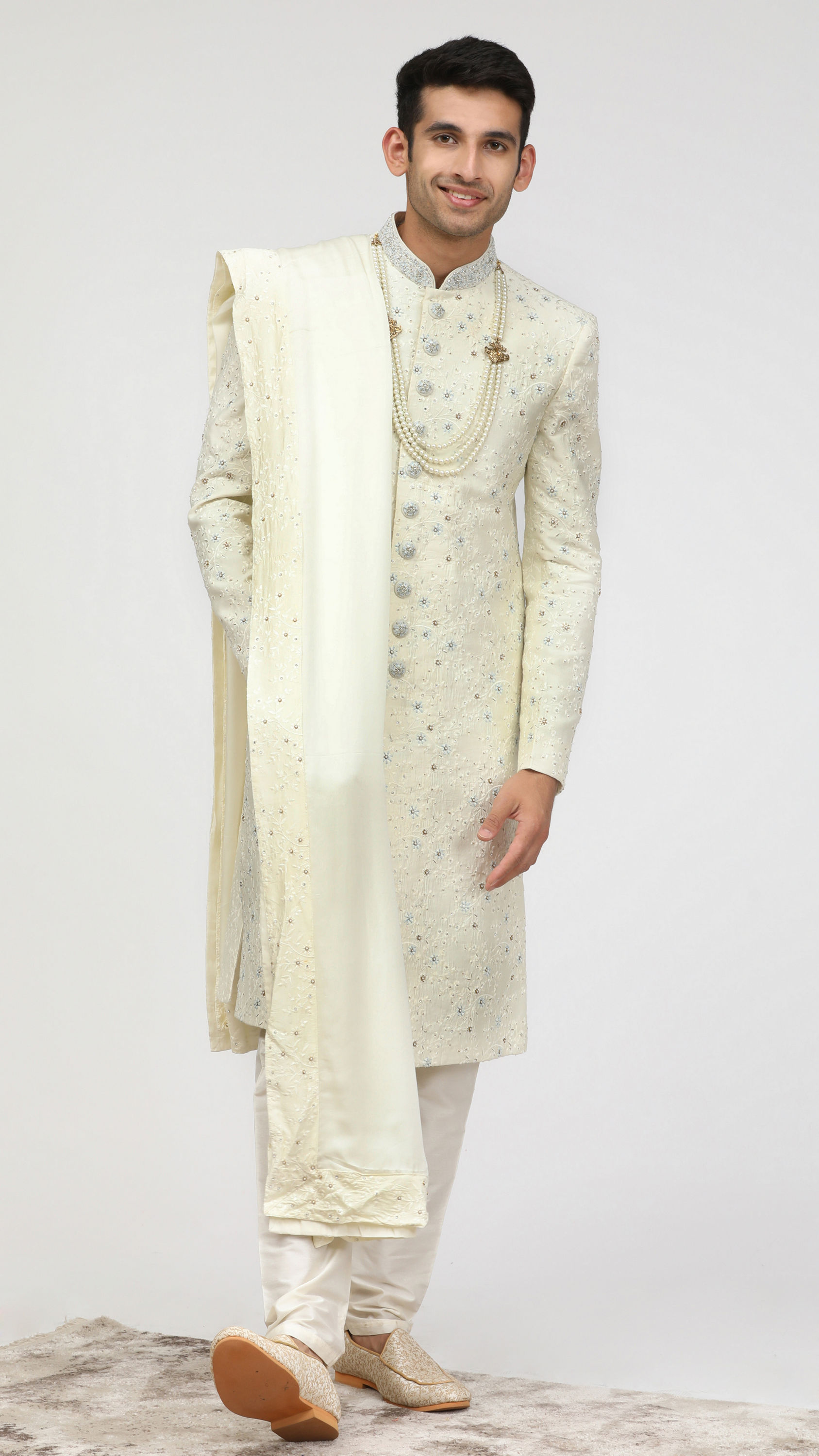 Manyavar Men Pearl White Embroidered Sherwani With Dupatta