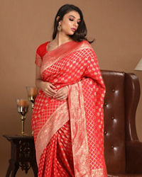 Mohey Women Resplendent Red Saree