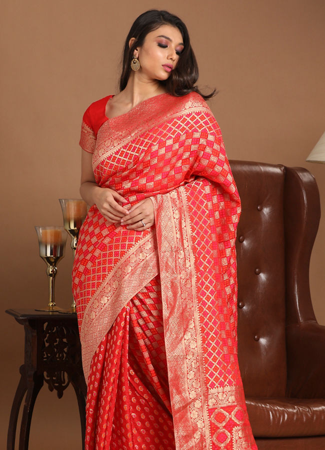 Mohey Women Resplendent Red Saree image number 0