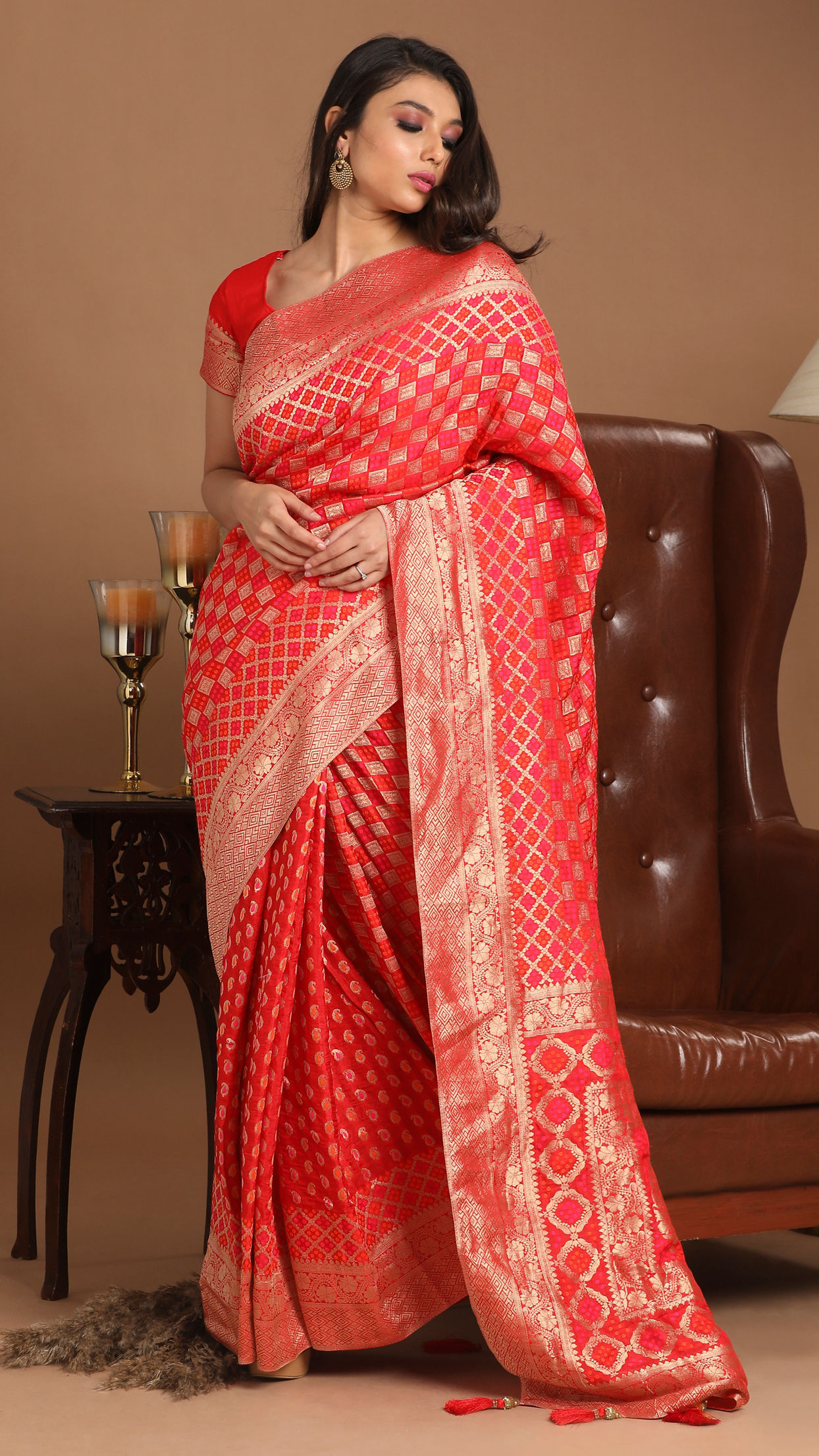 Mohey Women Resplendent Red Saree image number 0