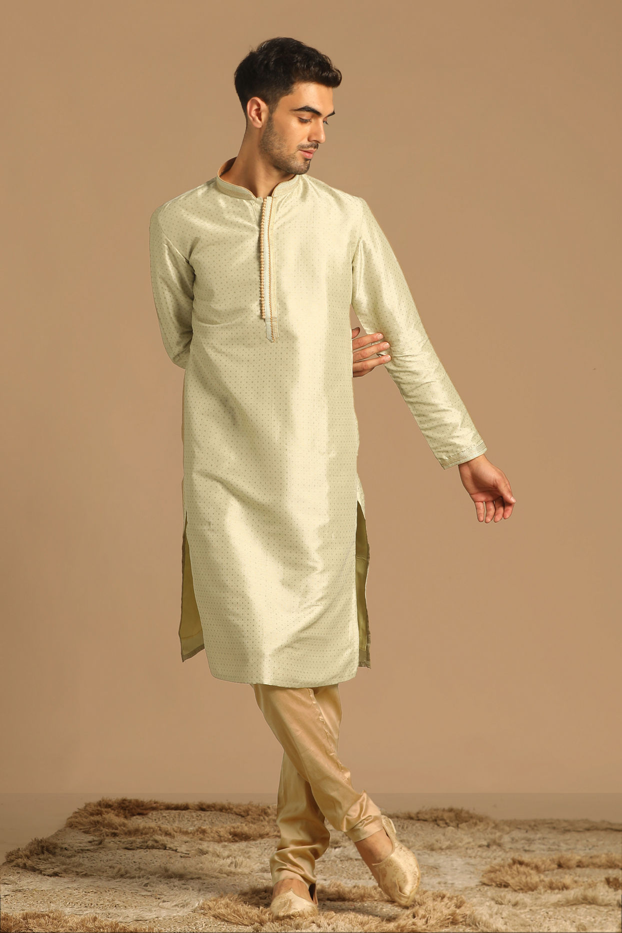 alt message - Manyavar Men Pista Self Booti Kurta Pajama image number 1