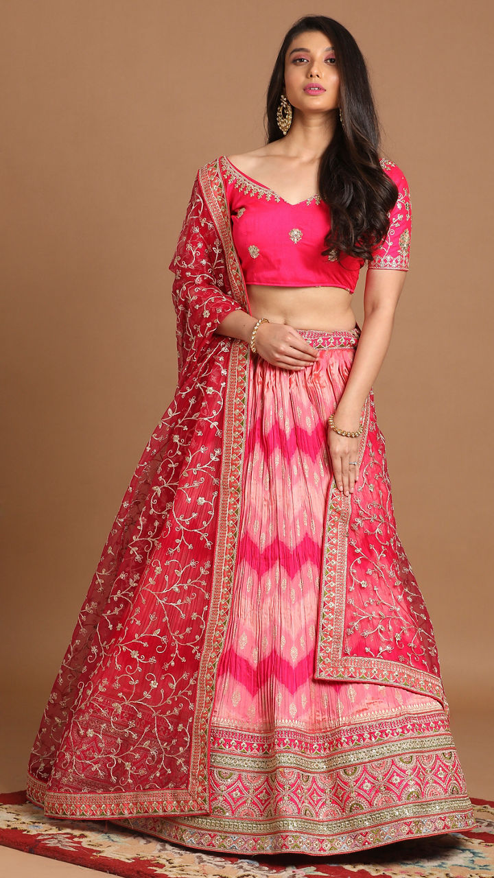Mohey Women Mesmerizing Rani Pink Benarasi Lehenga