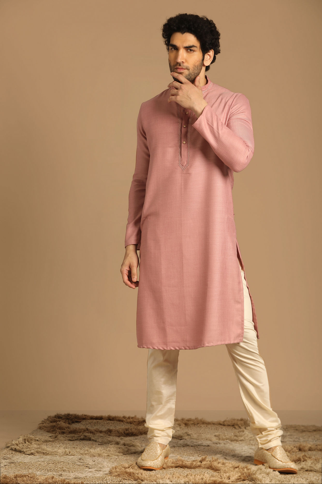 alt message - Manyavar Men Classy Pink Kurta Set image number 1