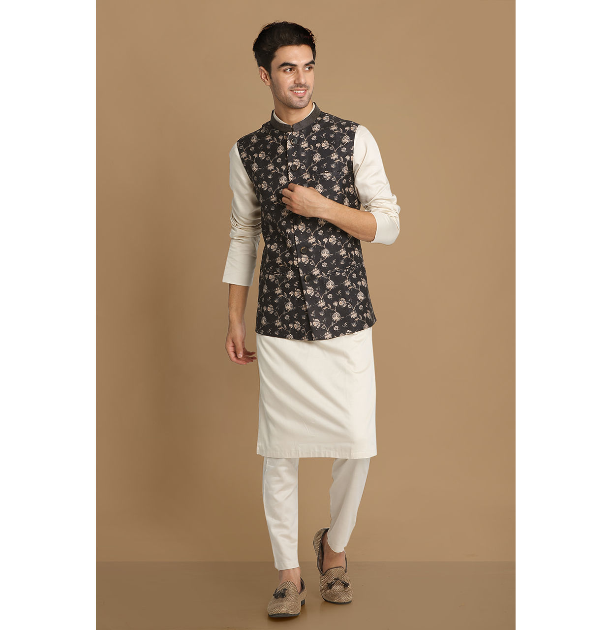 alt message - Manyavar Men Floral Print Blue Jacket With White Kurta Pajama image number 1