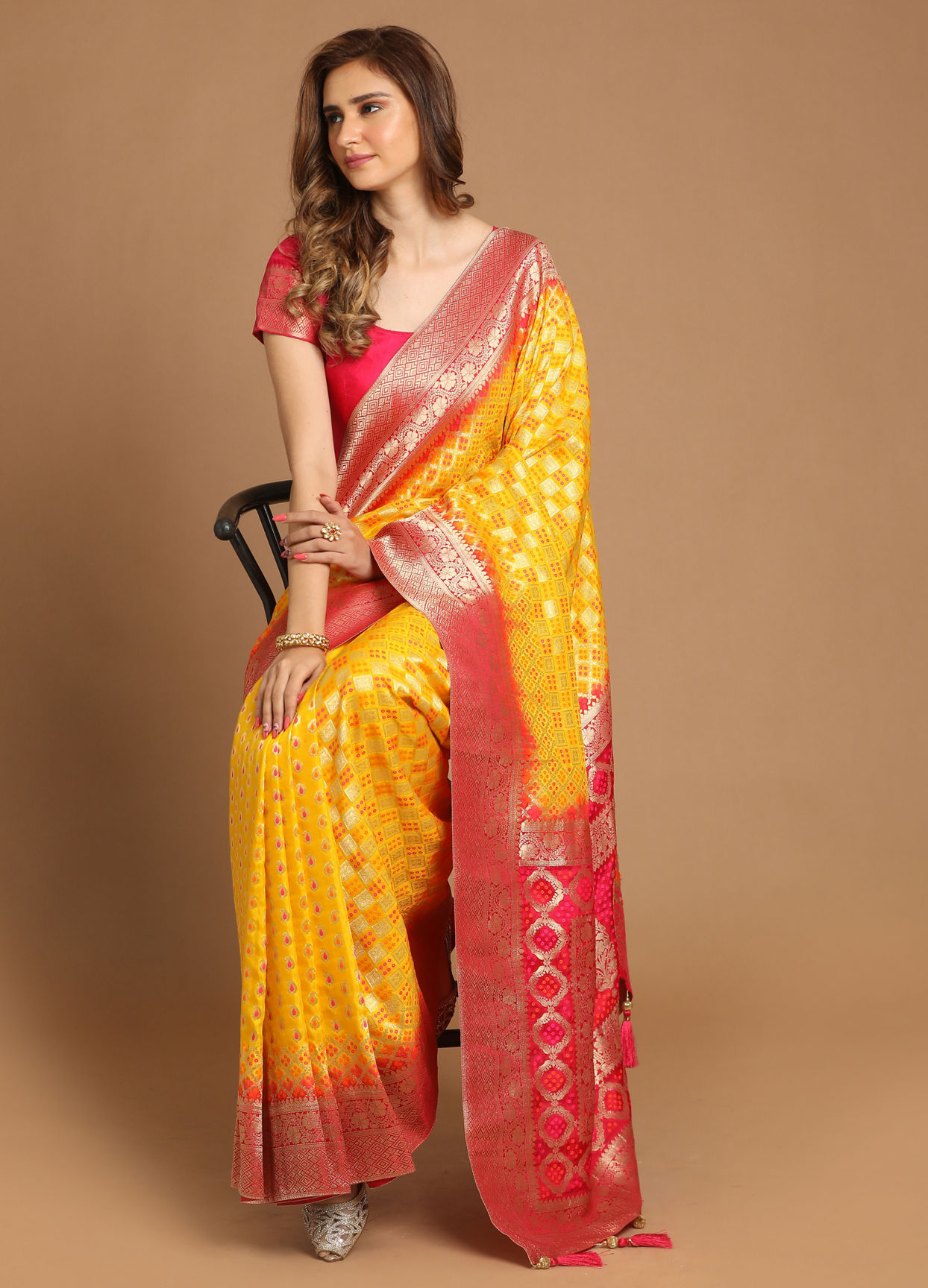 Mohey Women Vibrant Mustard Yellow Saree