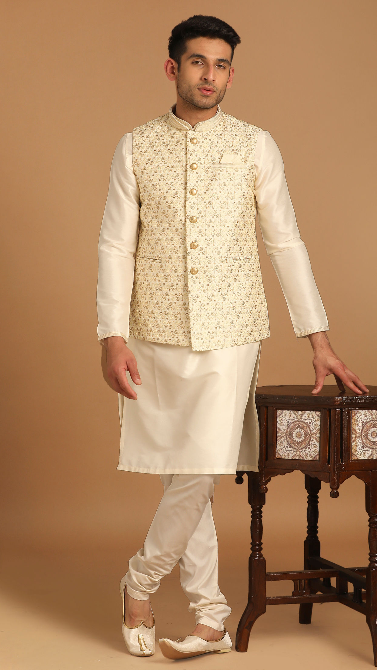 alt message - Manyavar Men Off White Embellished Festive Kurta Jacket Set image number 1