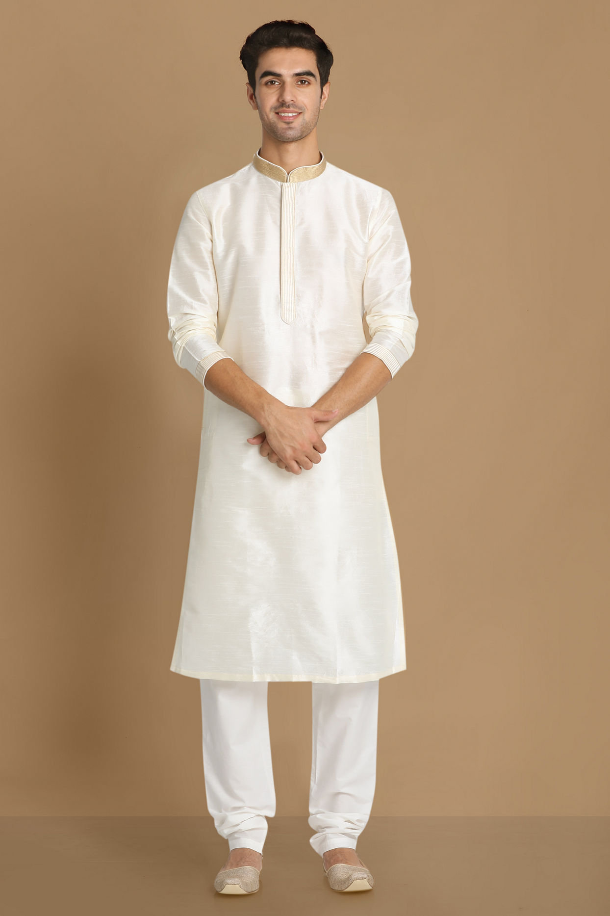 alt message - Manyavar Men Off White Plain Kurta Set image number 1