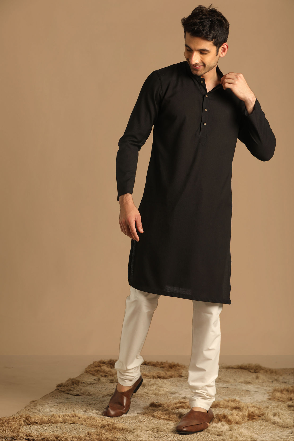 alt message - Manyavar Men Casual Black Kurta image number 1