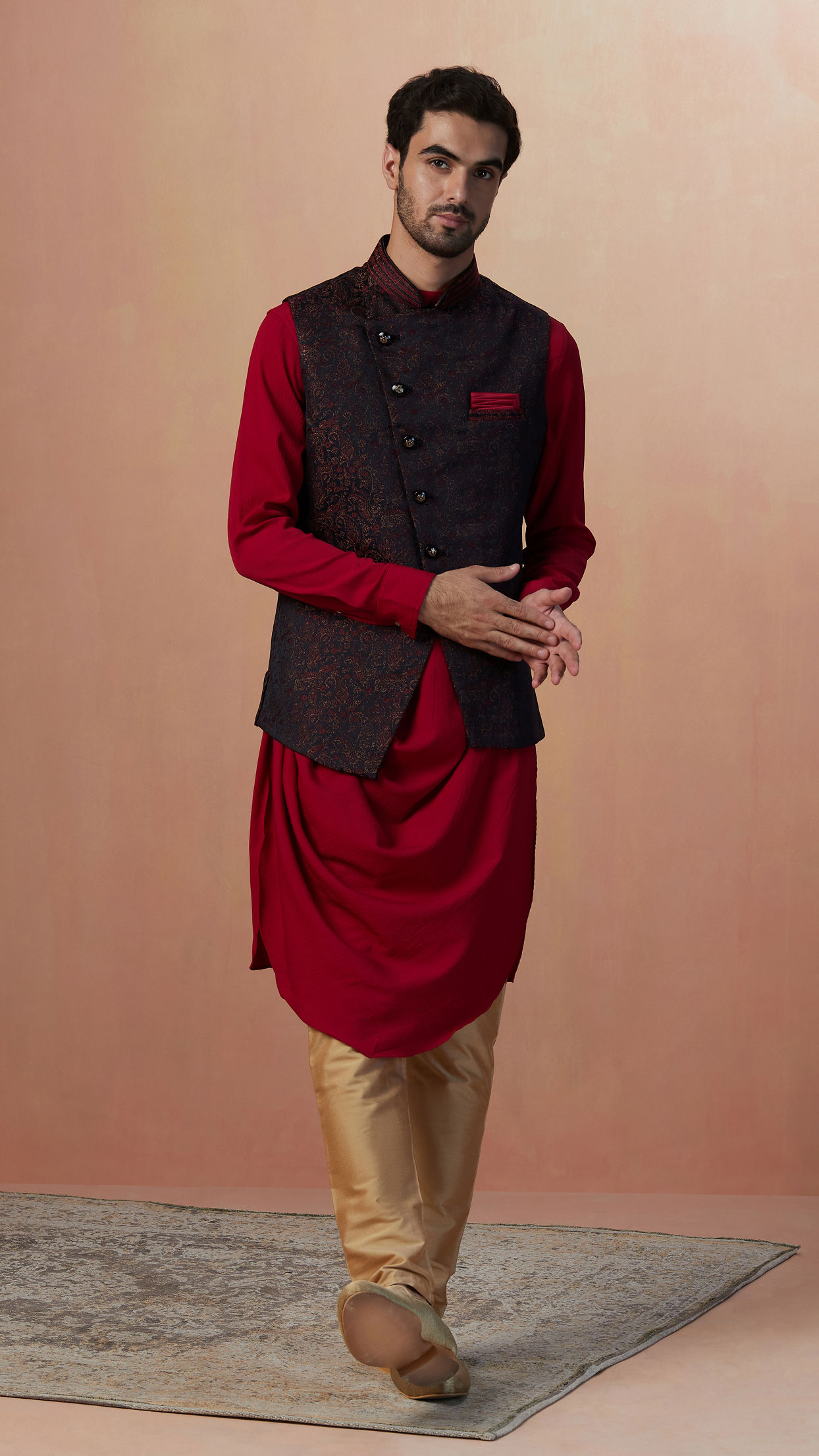 alt message - Manyavar Men Black Paisley Jacket With Red Draped Kurta Set image number 2